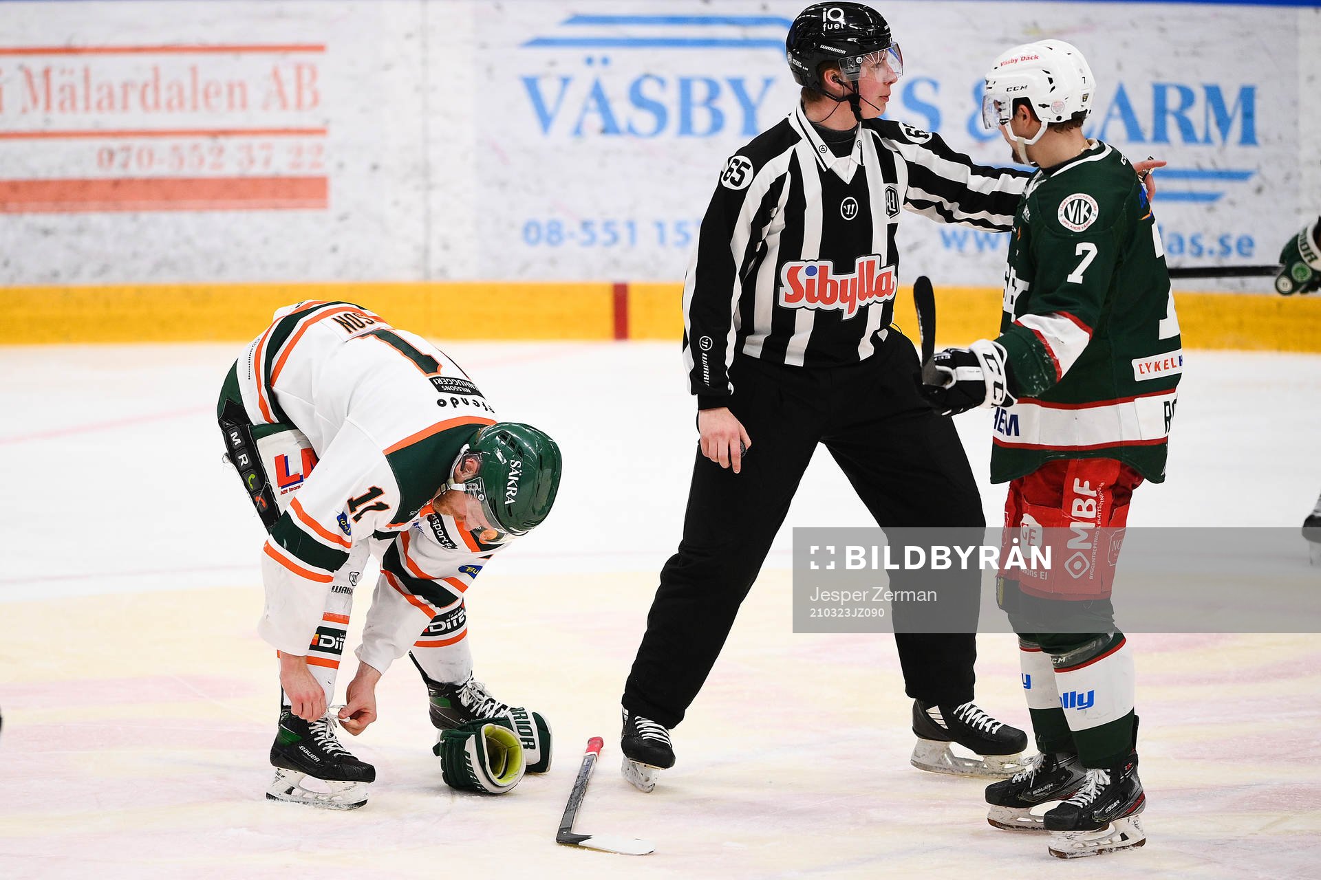 Kristianstads Fredrik Hansson knyter sina skridskor