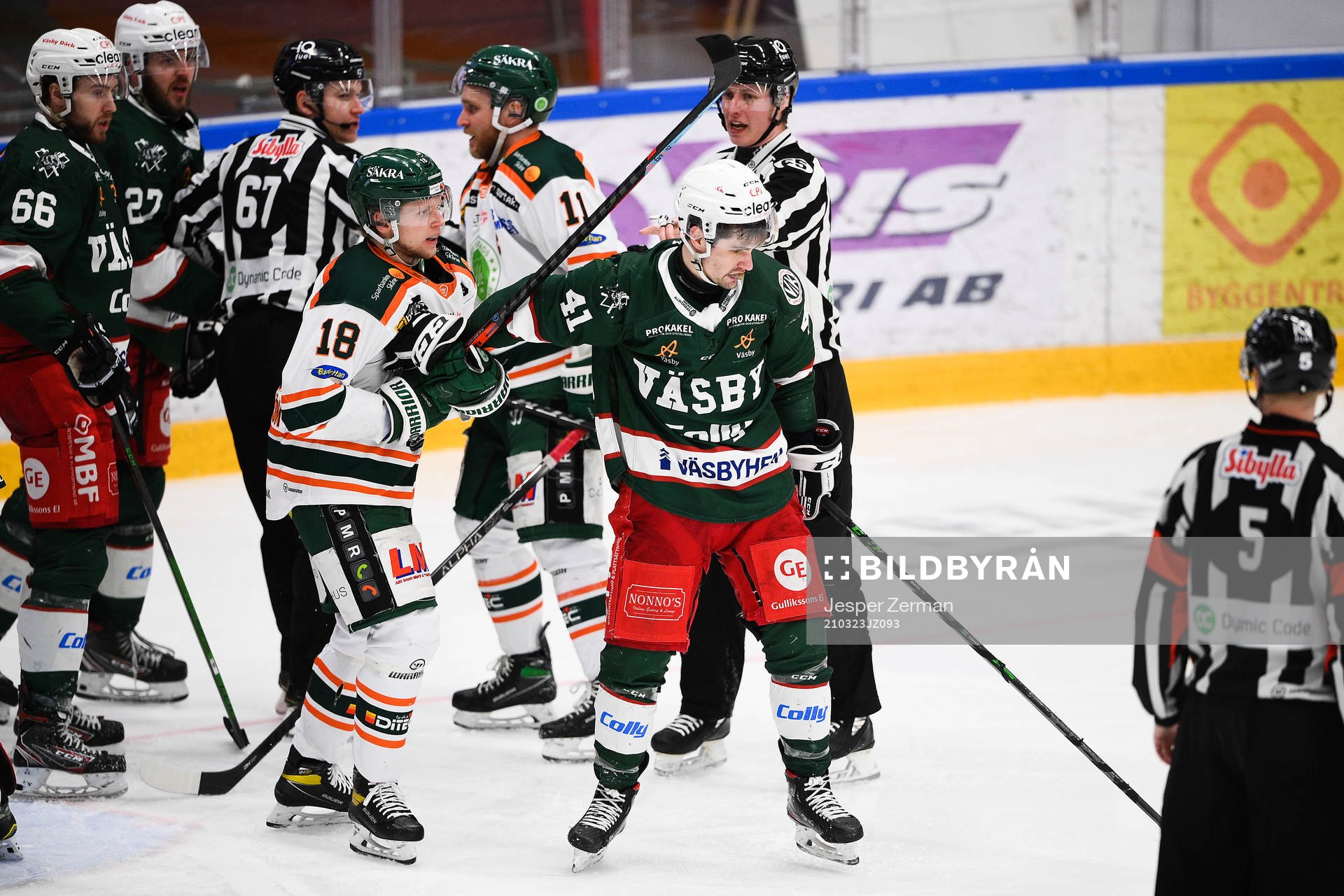 Kristianstads Kevin Wennström och Väsbys Colin Smith