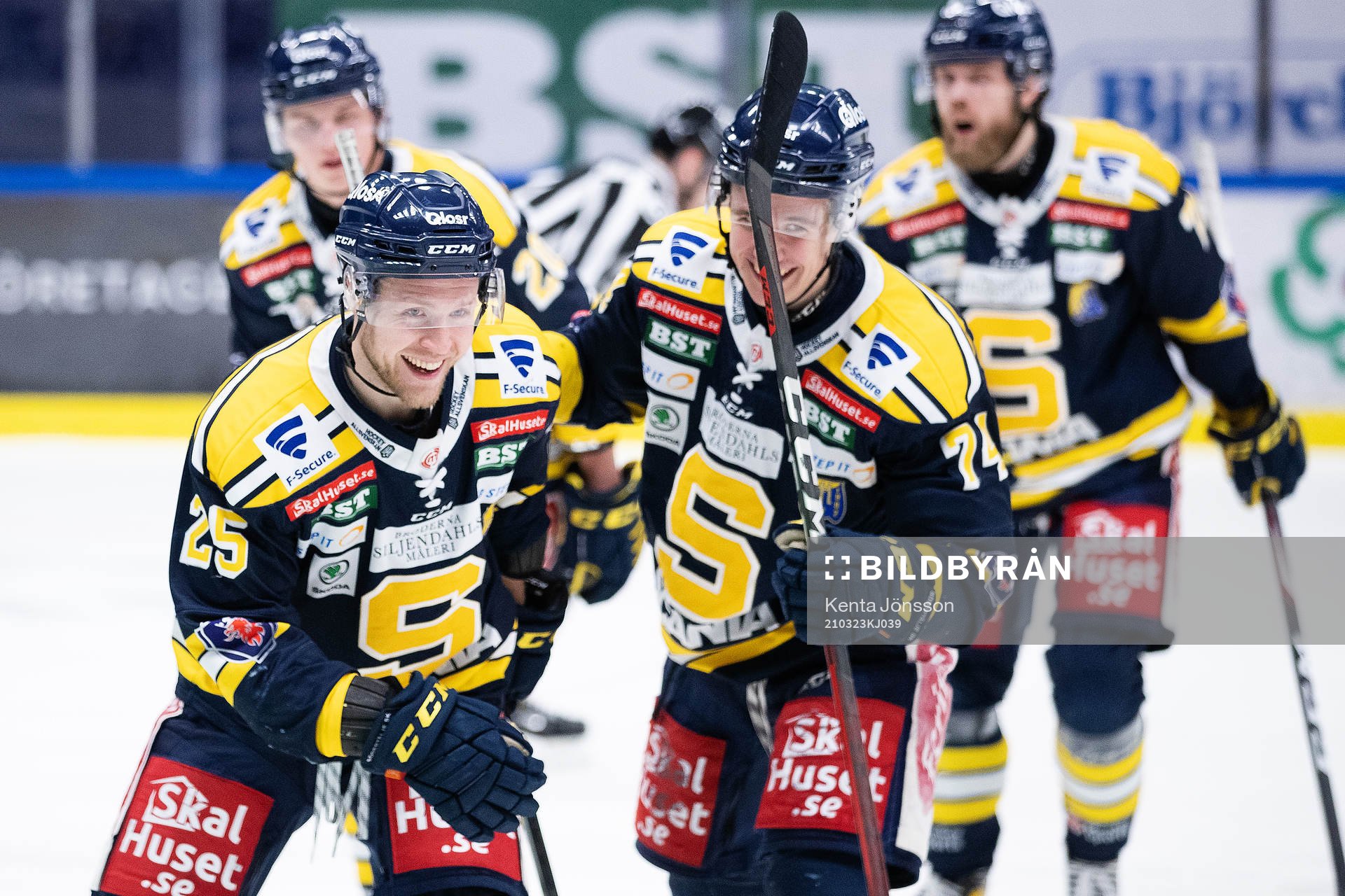 Södertäljes Christopher Bengtsson jublar med Rasmus