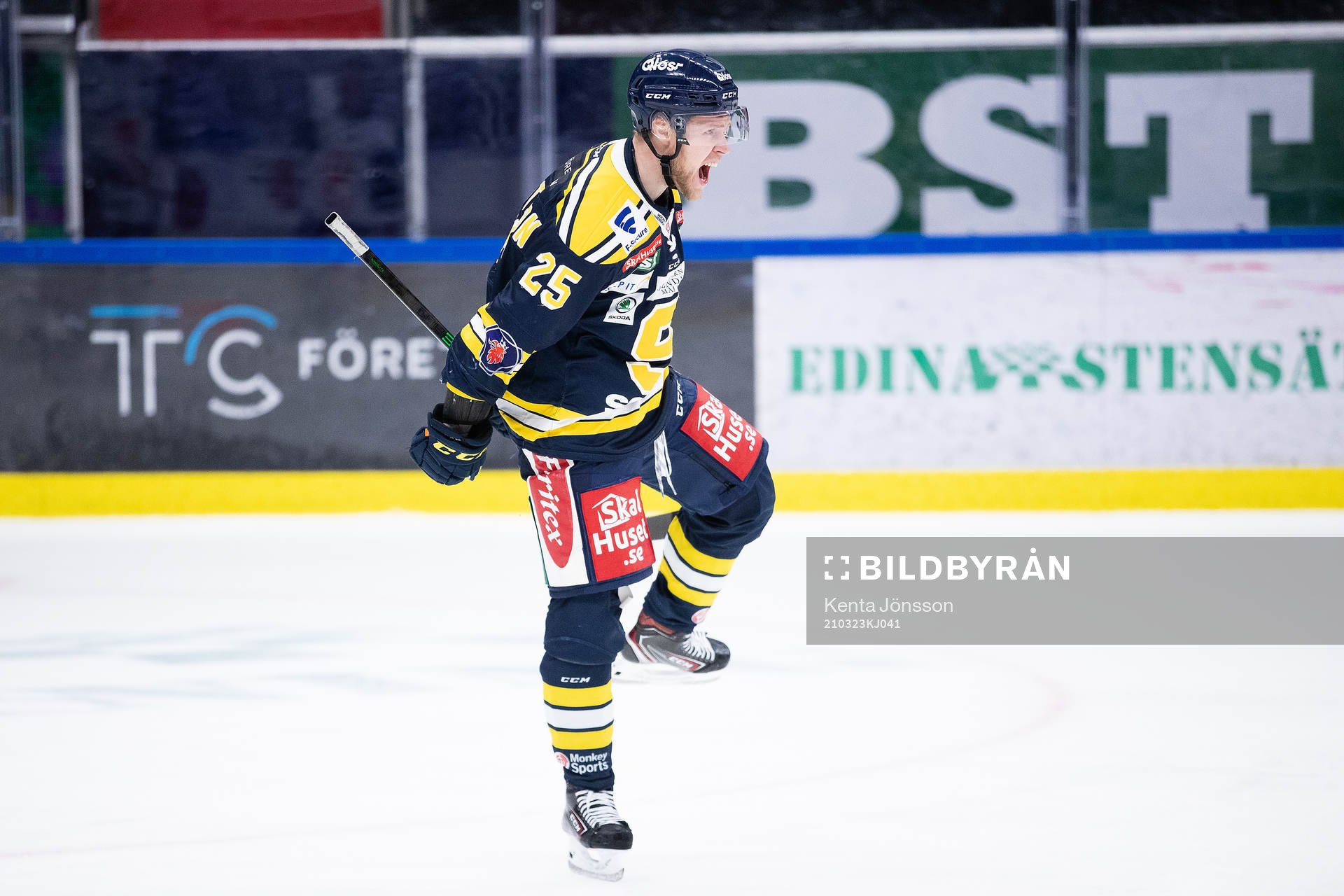 Södertäljes Christopher Bengtsson jublar