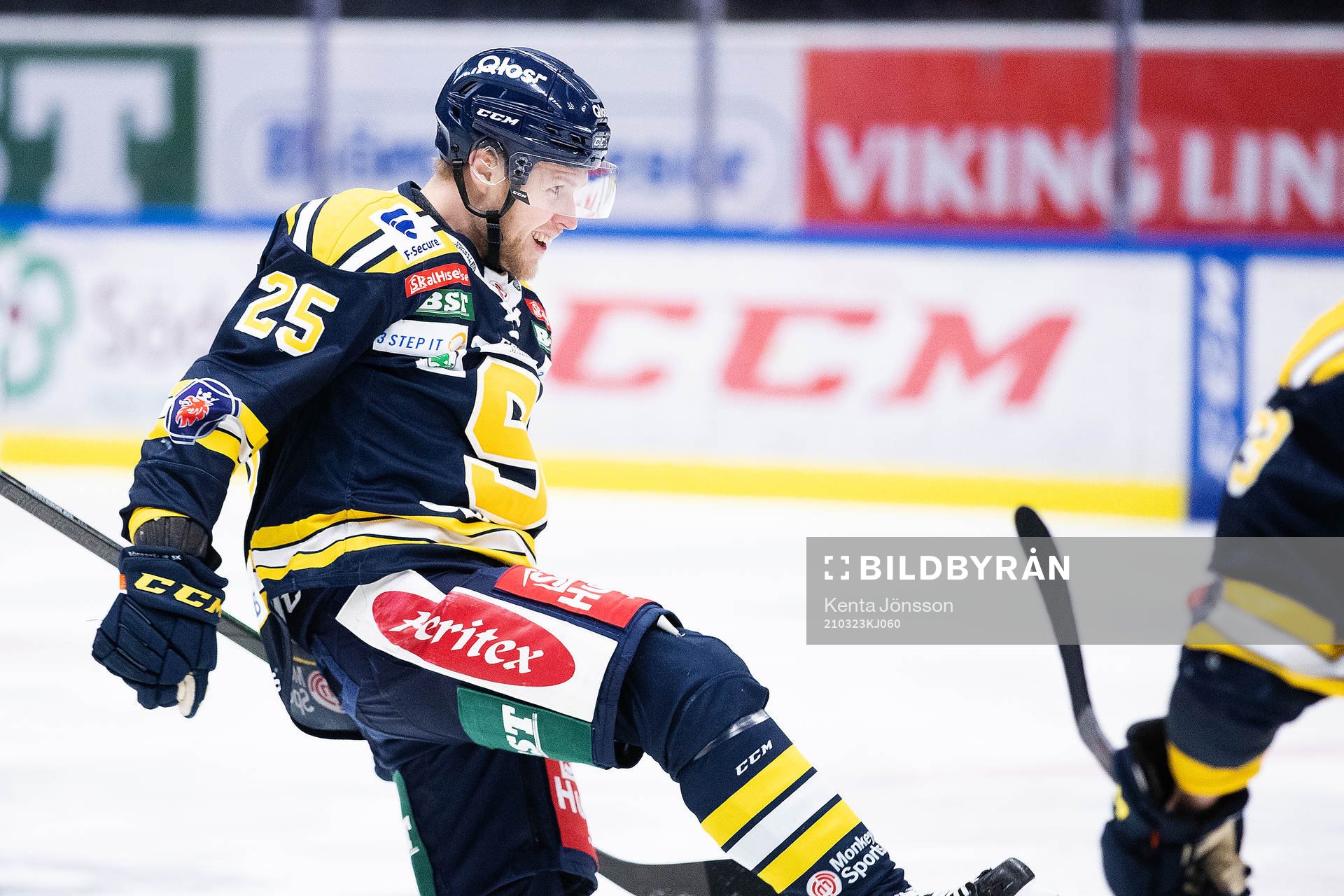 Södertäljes Christopher Bengtsson jublar