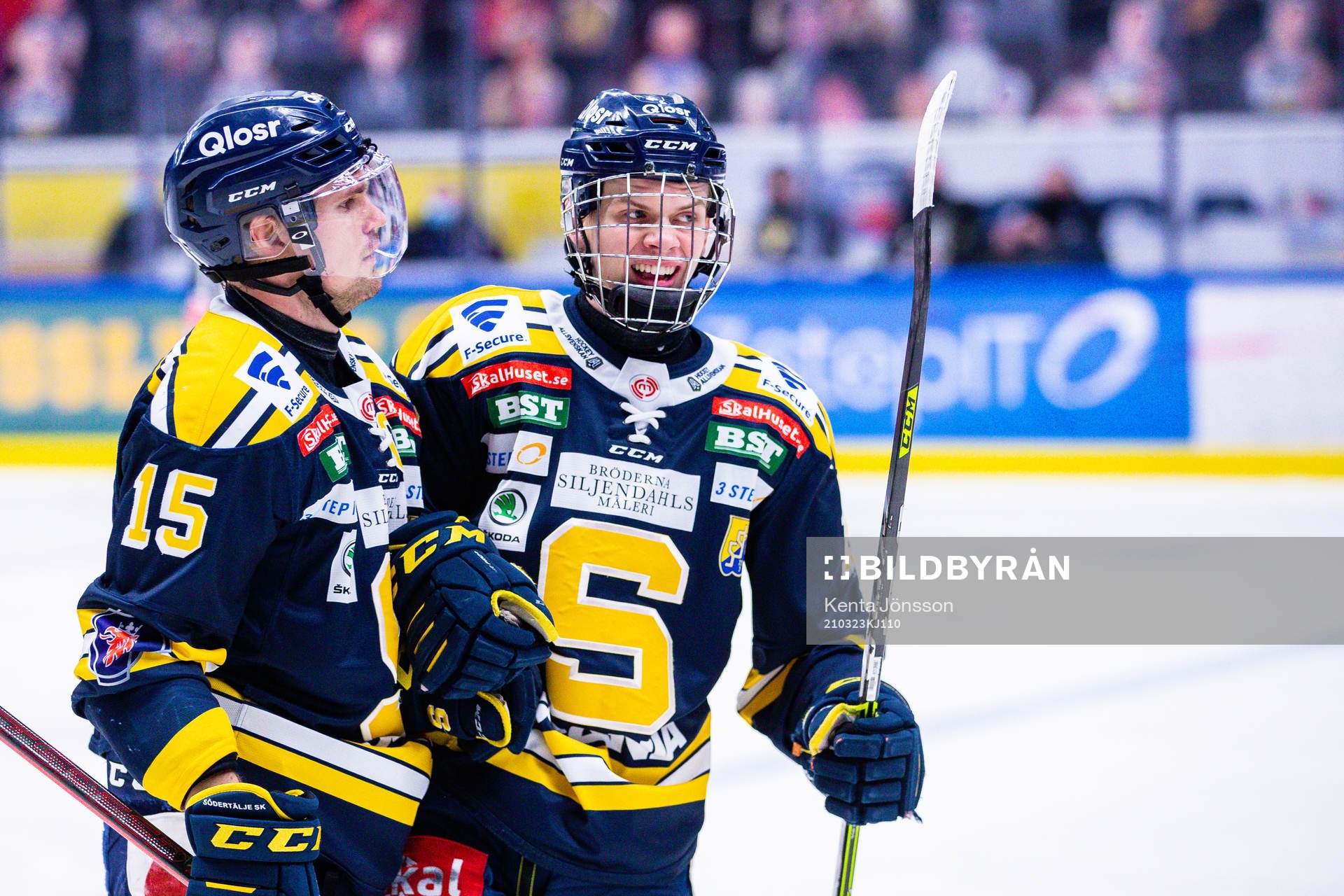 Södertäljes Albert Sjöberg (h) jublar med Oscar Von