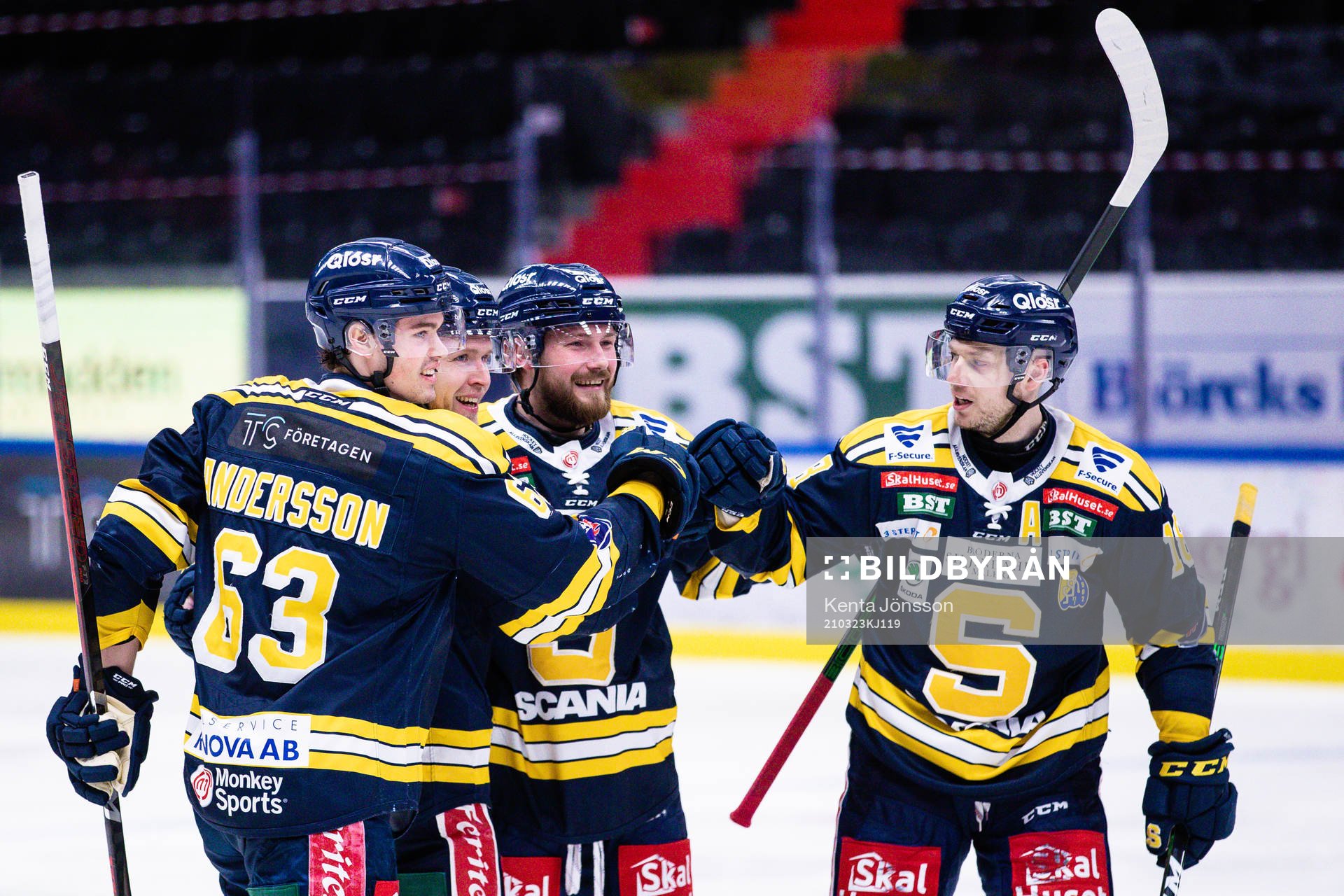 Södertäljes Christopher Bengtsson jublar med Axel