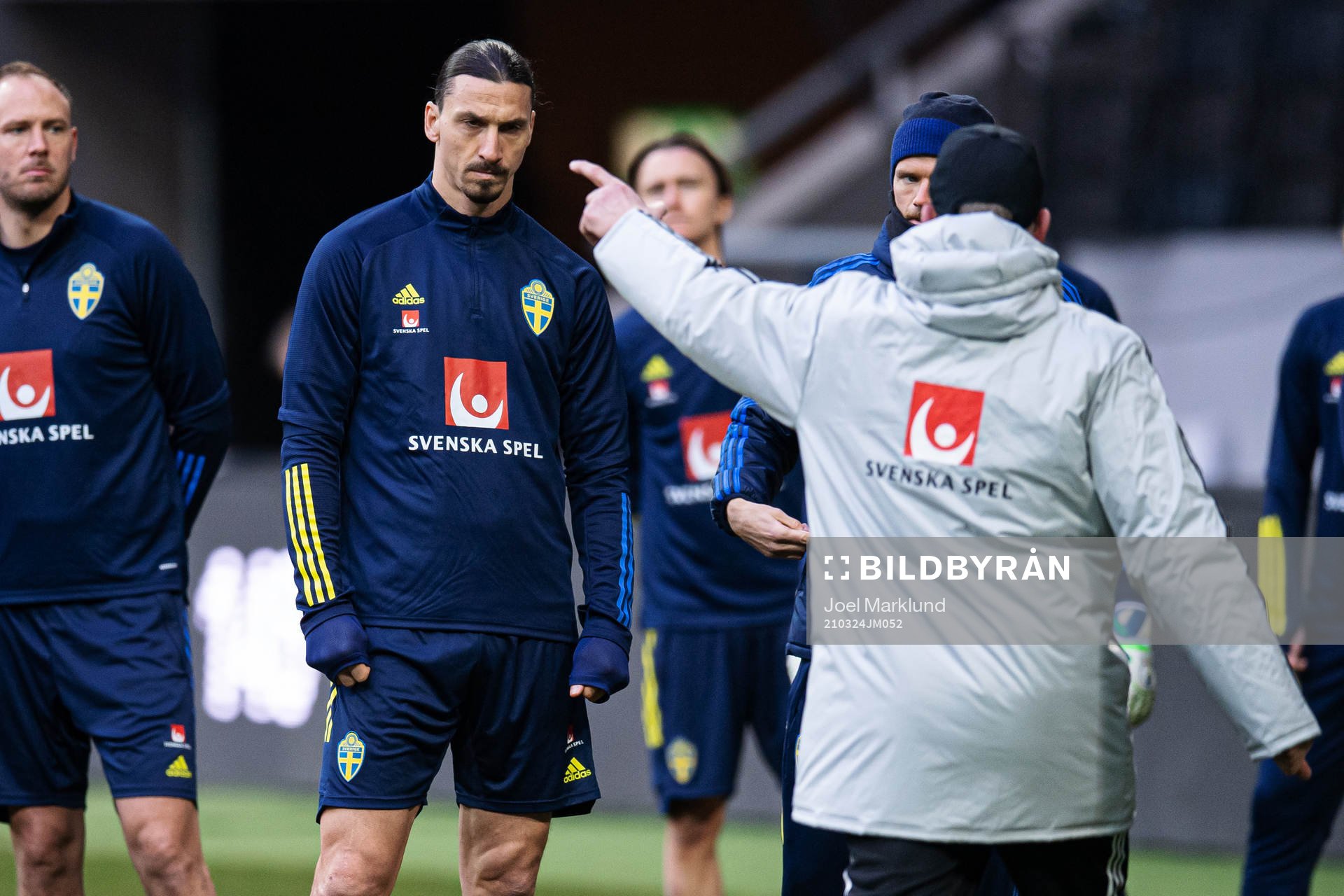 Zlatan Ibrahimovic listens to head coach Janne Andersson of