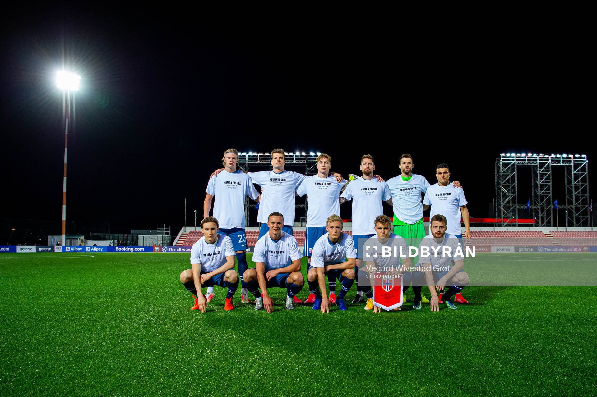 Norway's starting eleven pose for a team photo of Norway wearing t-shirts with the message «Human rights on and off the pitch» ahead of the FIFA World Cup Qualifier football match between Gibraltar and Norway on March 24, 2021 in Gibraltar. Top left: Erling Braut Haaland, Alexander Sørloth, Kristian Thorstvedt, Stefan Strandberg, goalkeeper Rune Almenning Jarstein and Mohamed «Moi» Elyounoussi. Front left: Jonas Svensson, Marius Lode, Birger Meling, Martin Ødegaard and Fredrik Midtsjø.