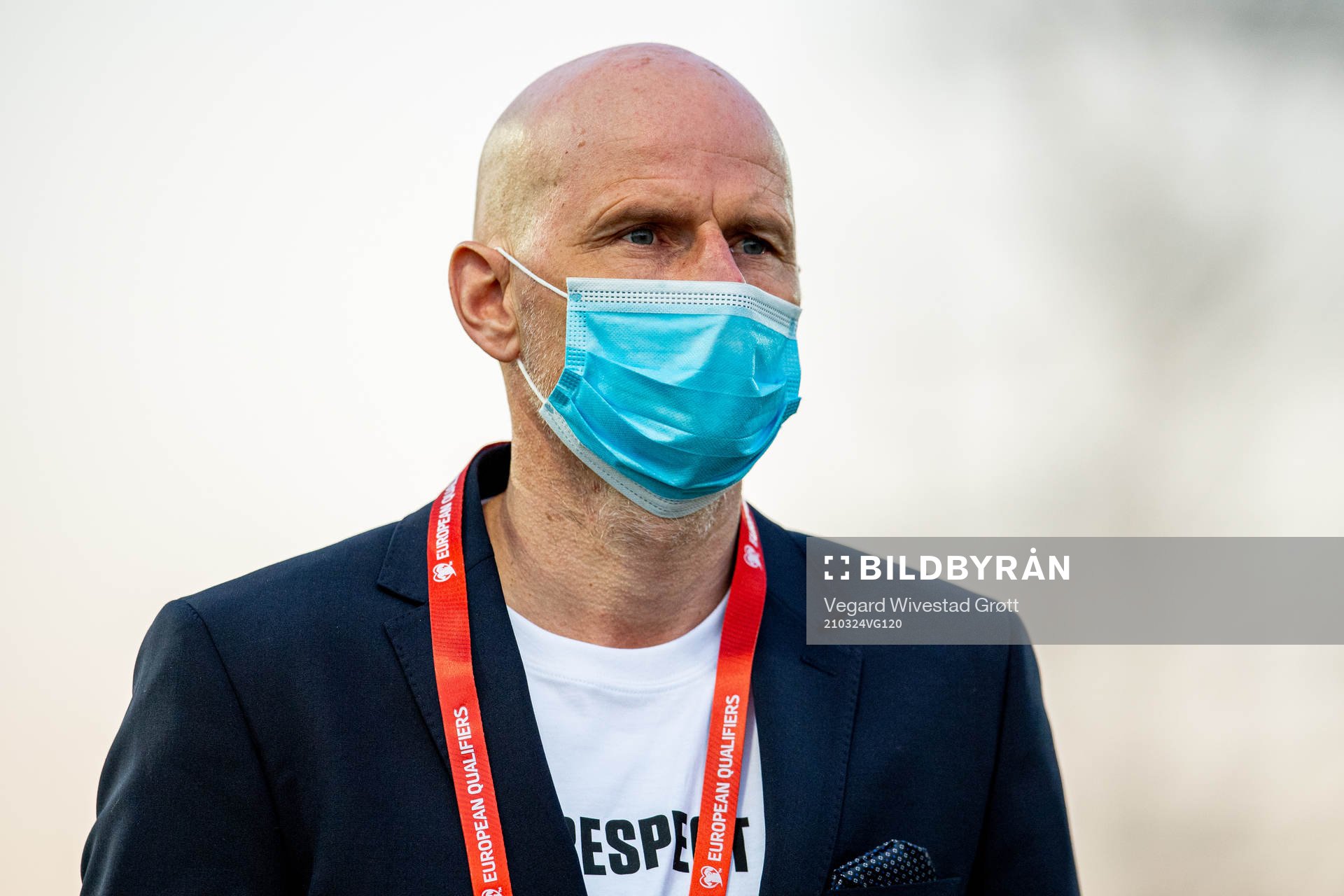 Ståle Solbakken, head coach of Norway, wearing a face mask