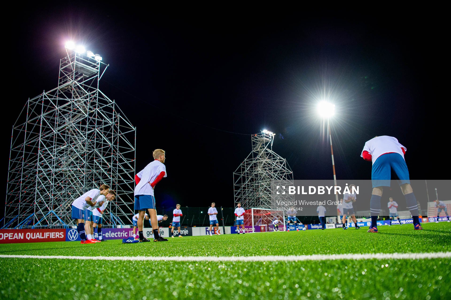 Birger Meling and players of Norway warm up