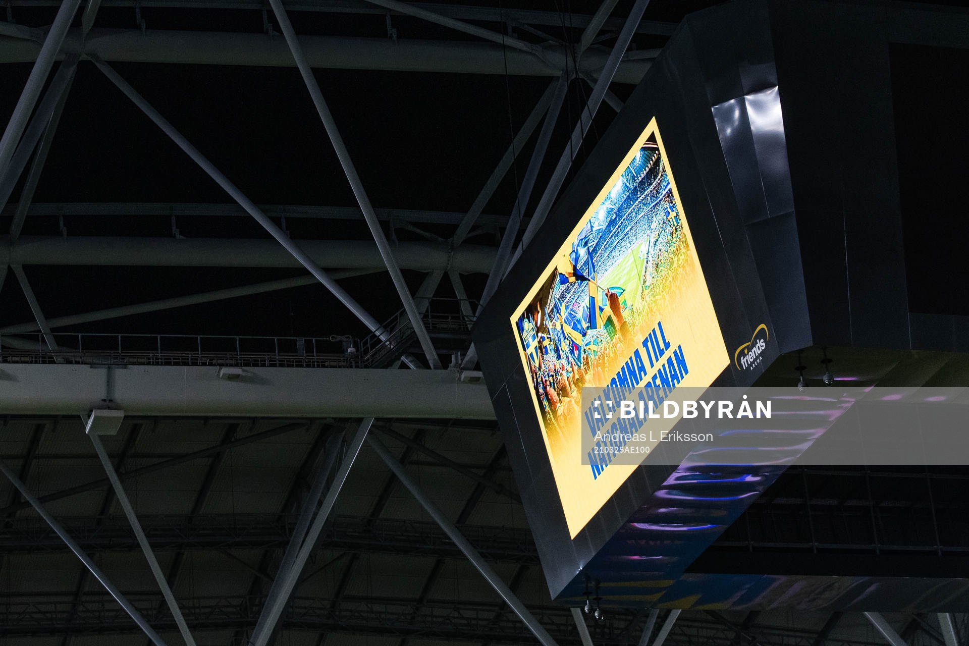 The big screen shows the text Välkommen till nationalarenan