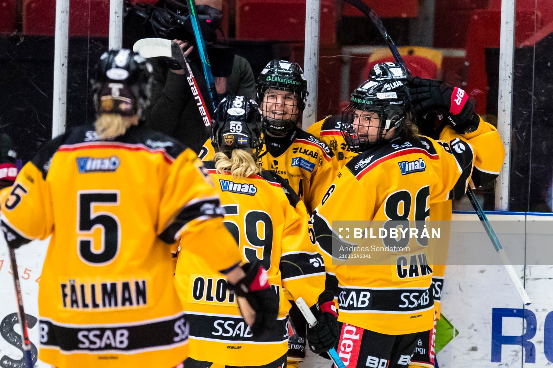 Luleås Emma Nordin (m) gör 1-1 och jublar med lagkamrater