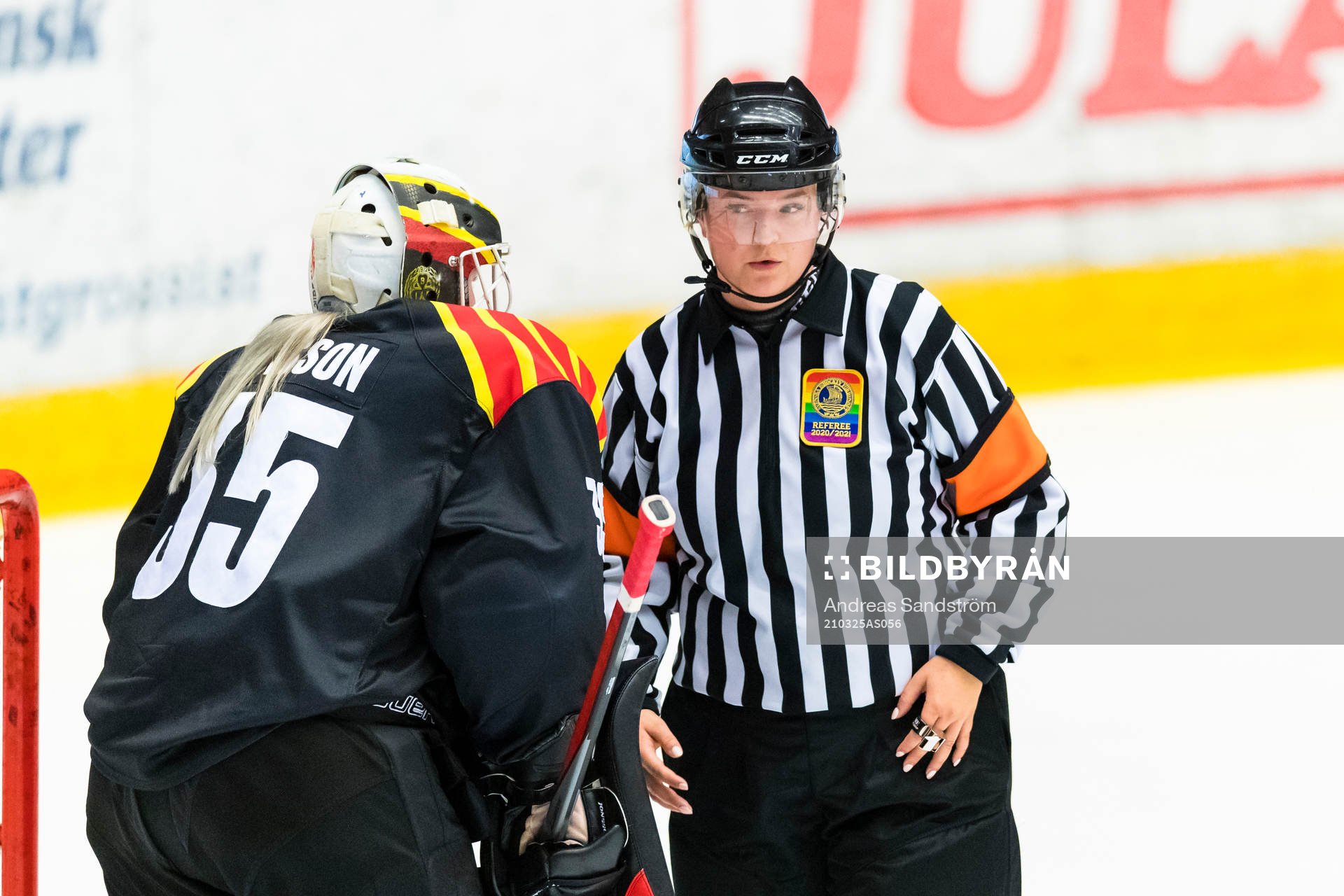 Domare Maria Furberg samtalar med Brynäs målvakt Ellen