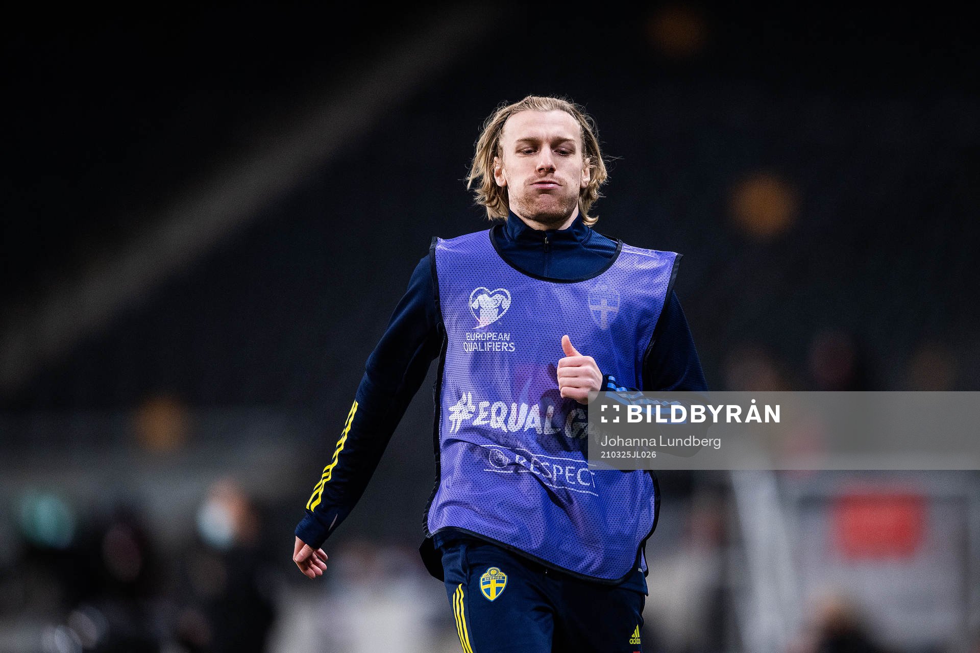Emil Forsberg of Sweden warms up
