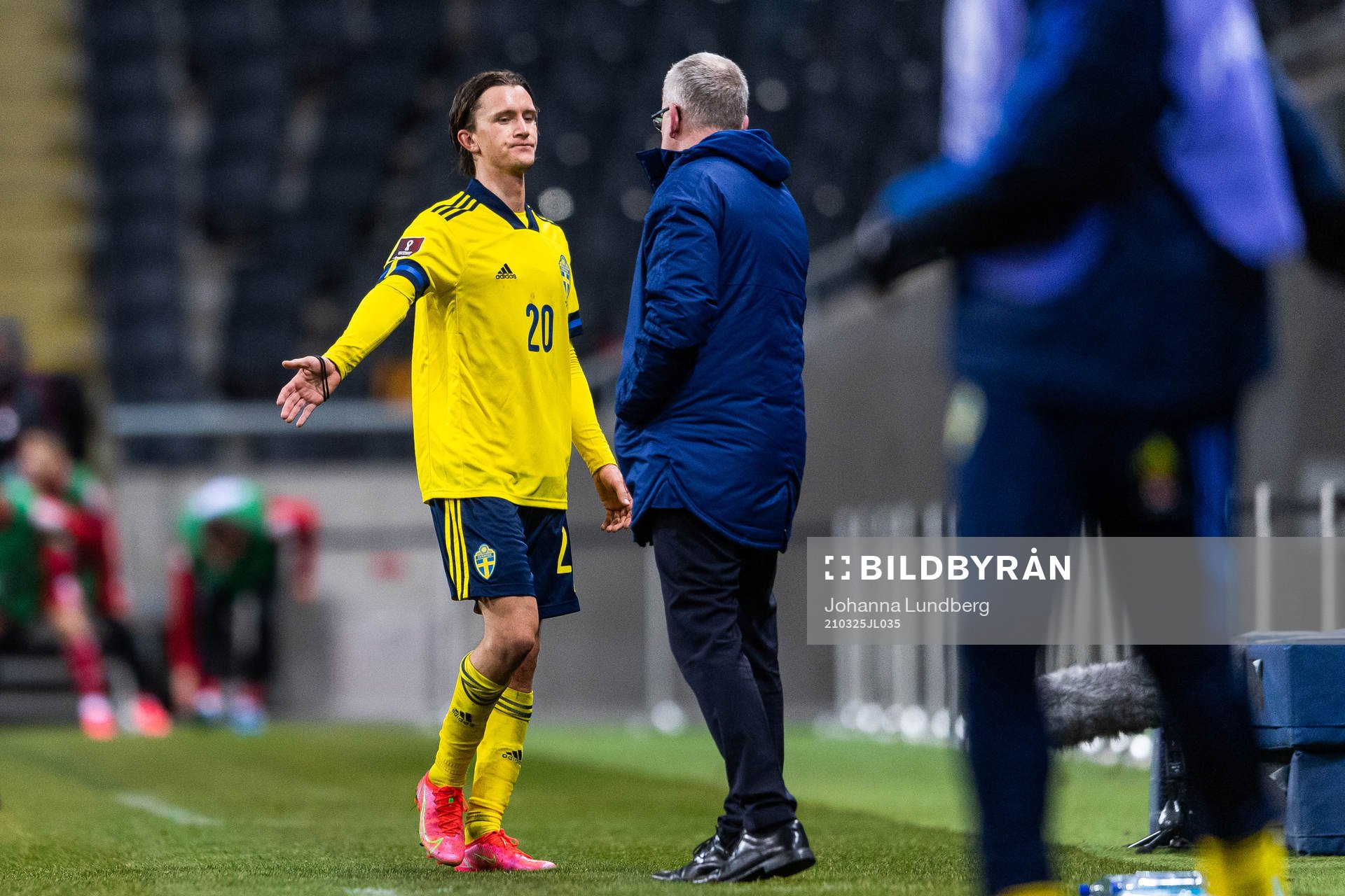 Kristoffer Olsson greets and Janne Andersson, head coach of