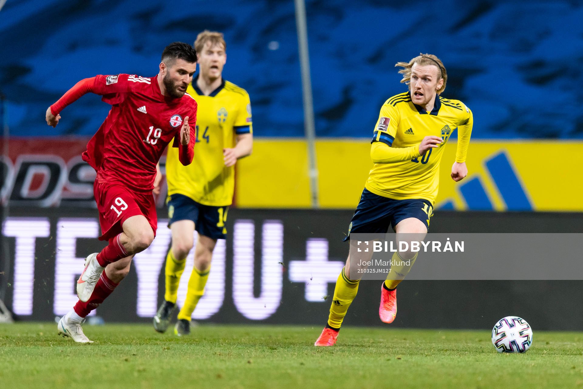 Levan Shengelia of Georgia and Emil Forsberg of Sweden