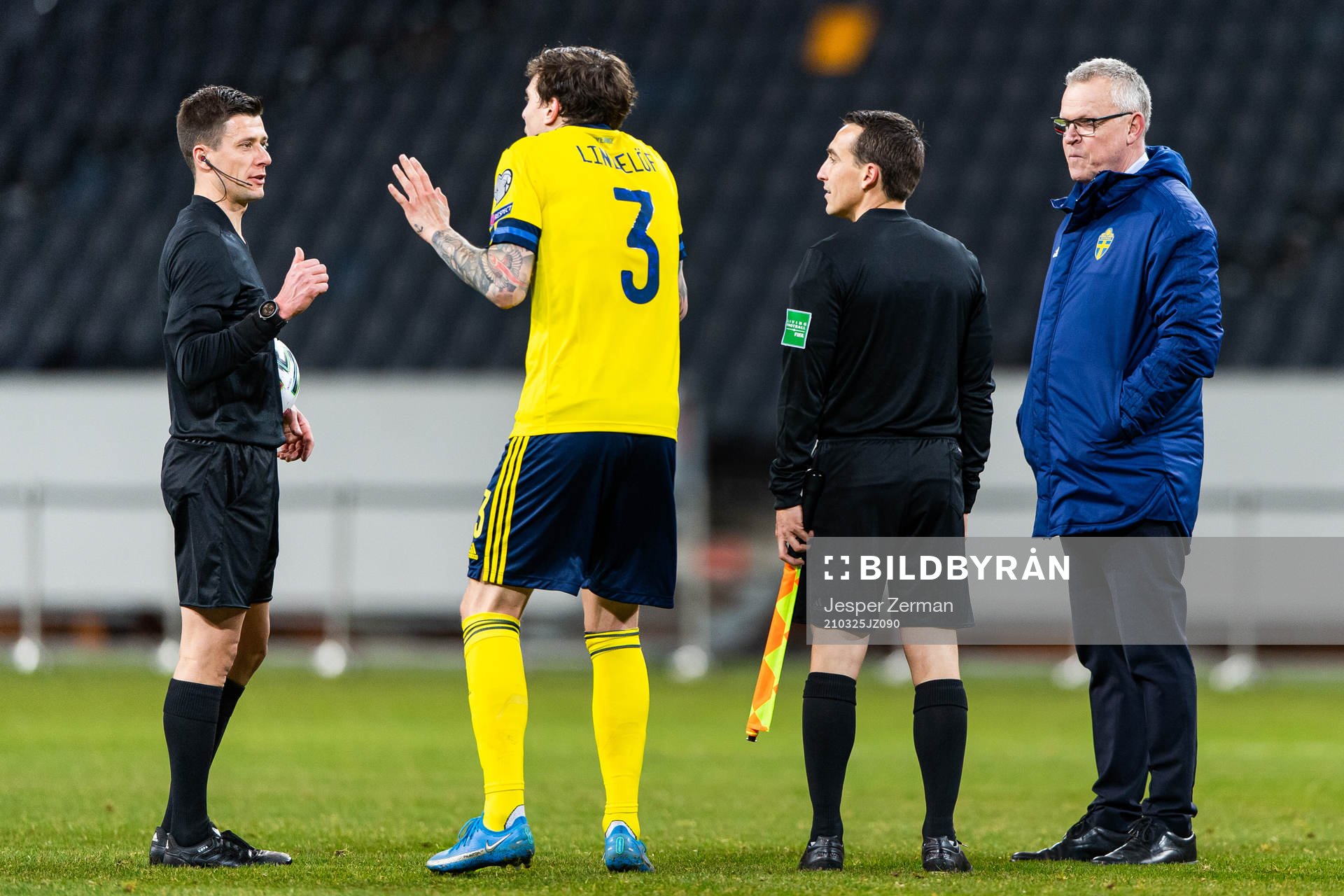 Referee Bastien Benoit in discussion with Victor Nilsson