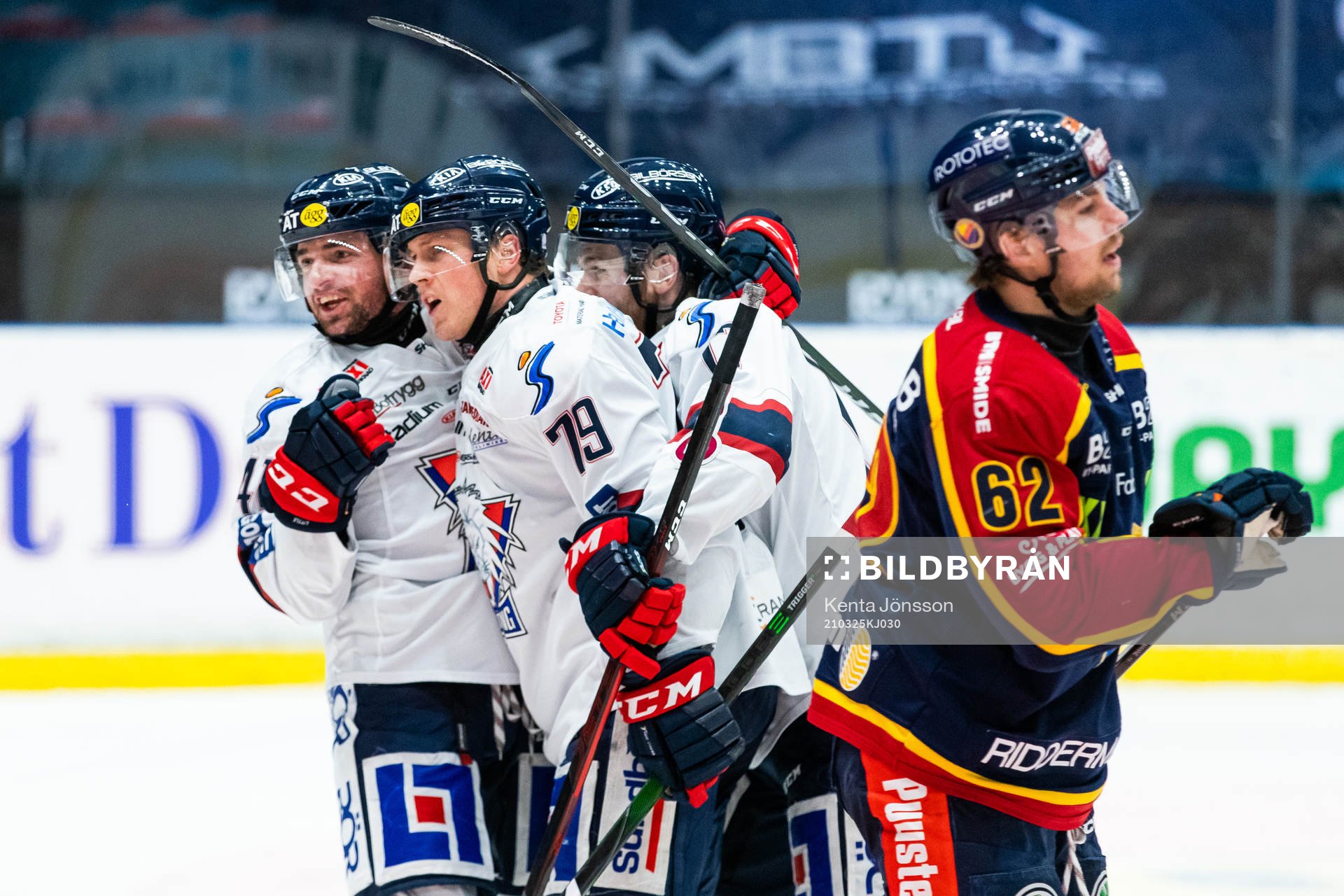 Linköpings Patrik Lundh (mitten) jublar