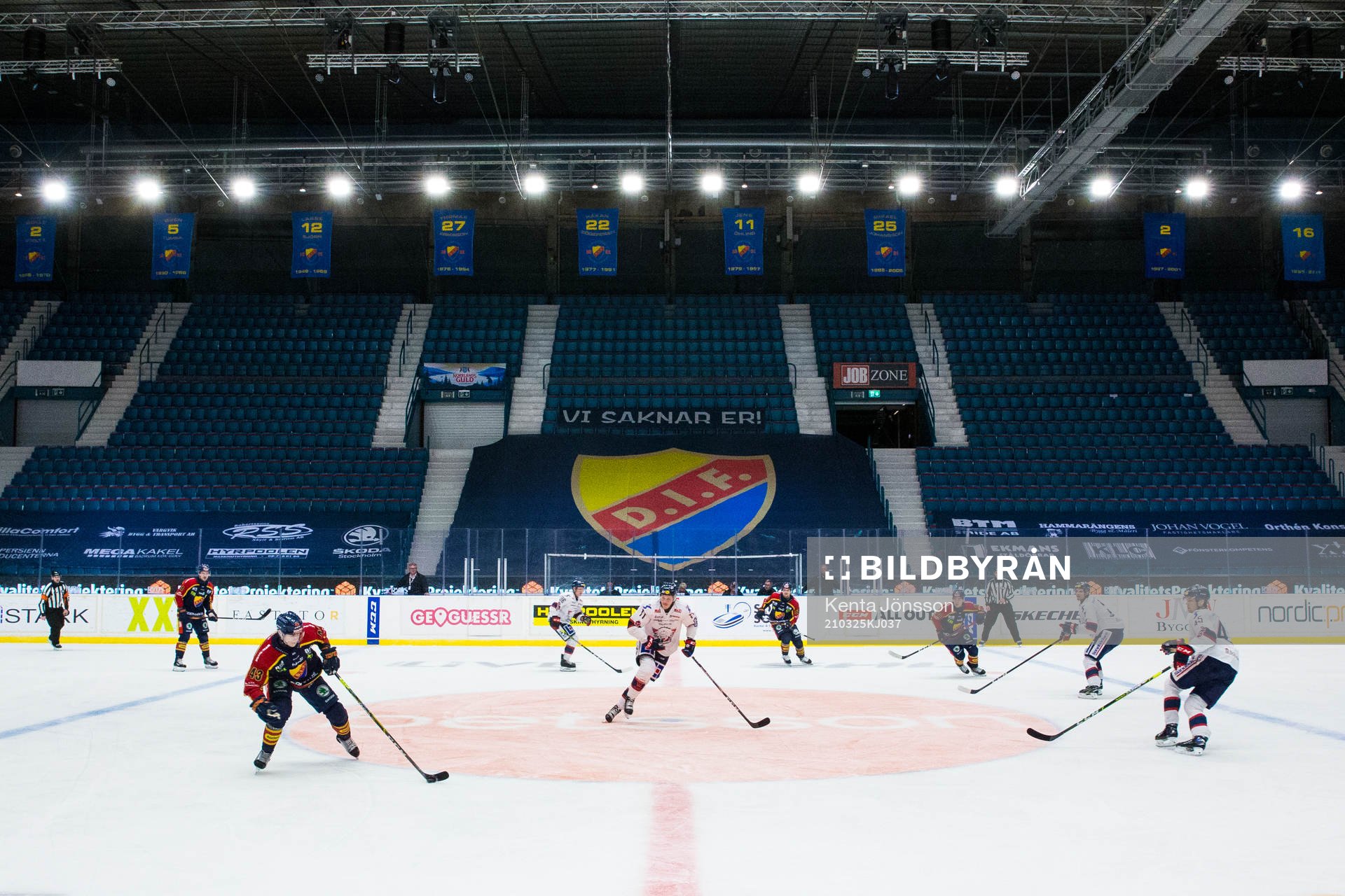 Hovet med tomma läktare
