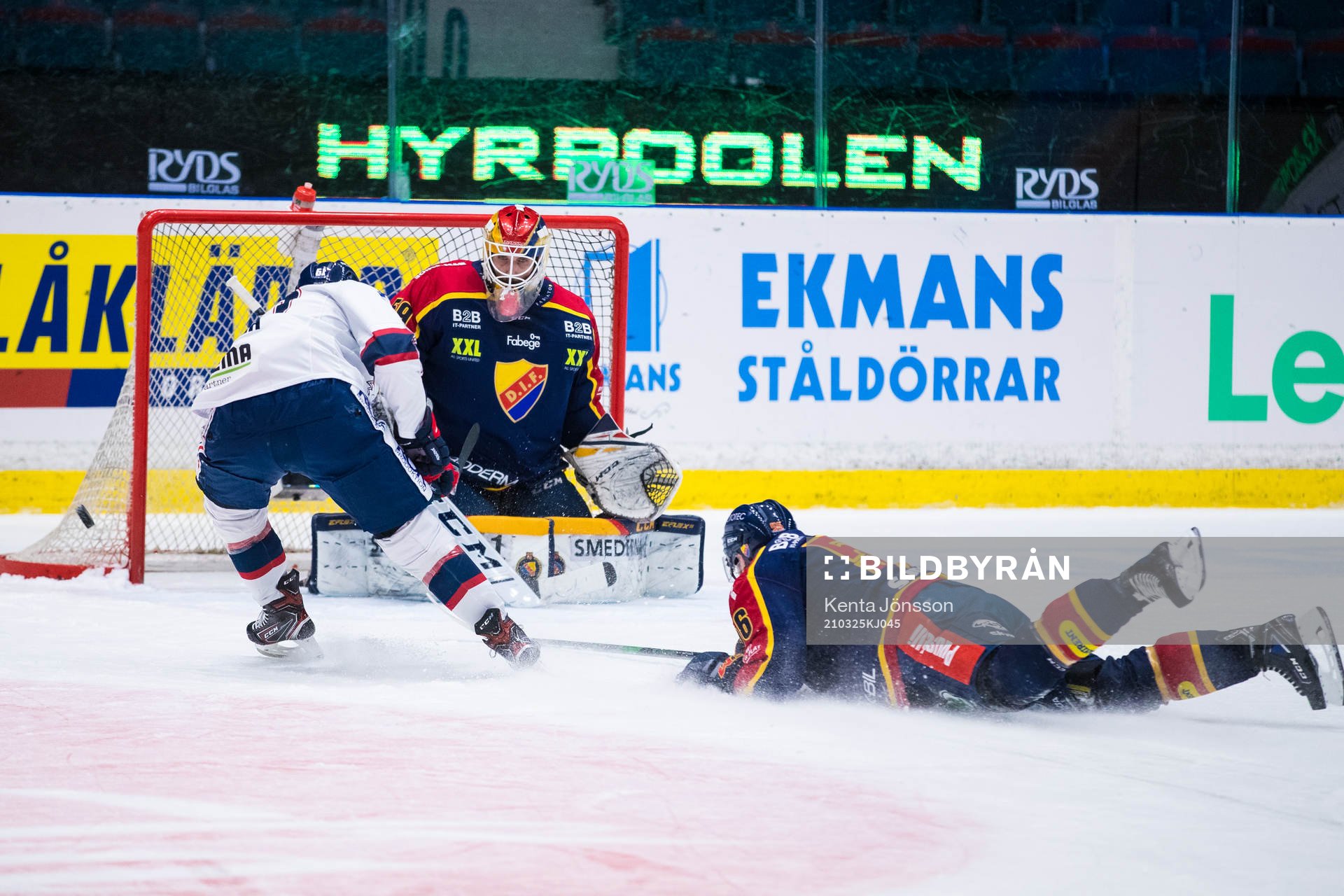 Linköpings Markus Ljungh med en målchans framför