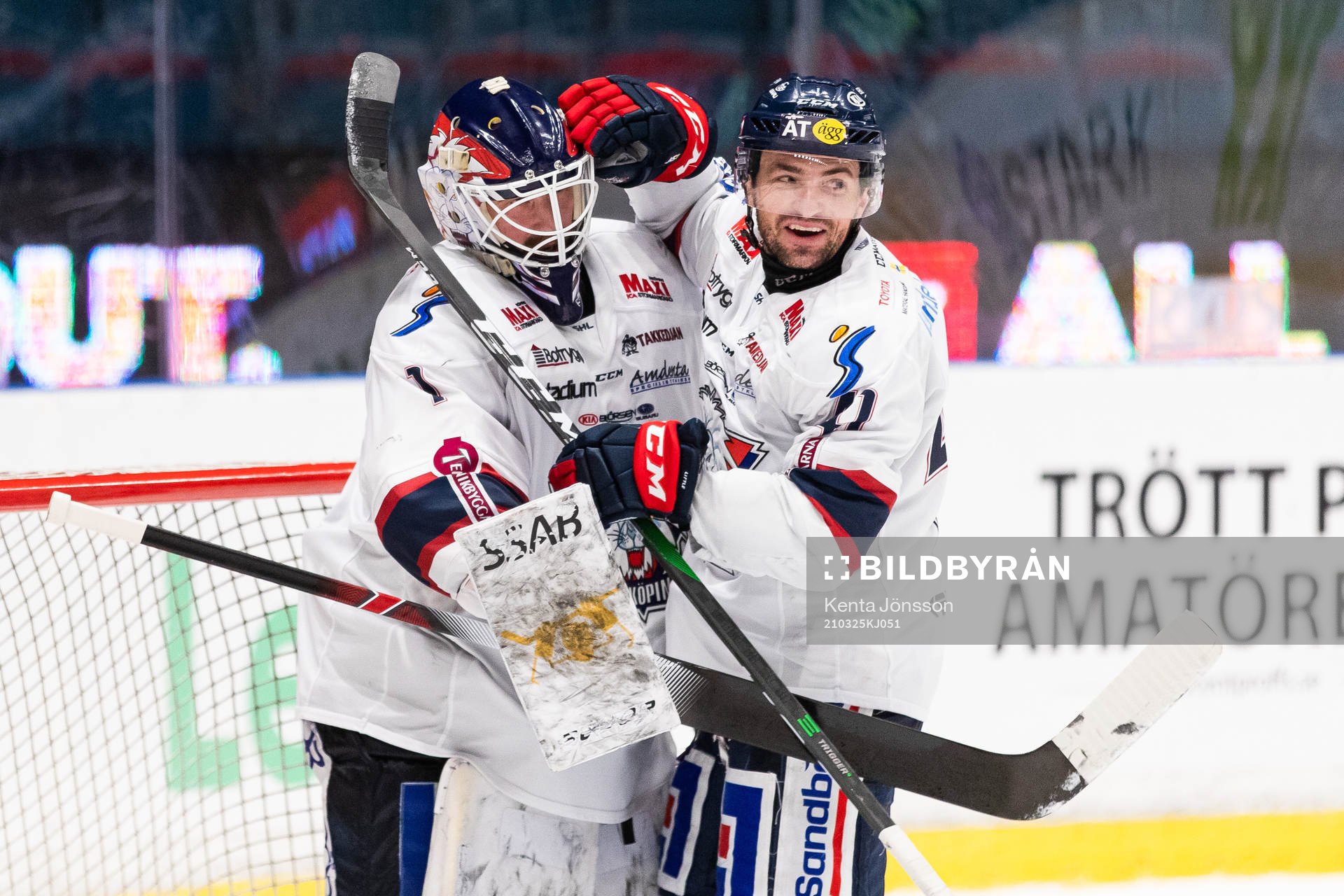 Linköpings målvakt David Rautio och Broc Little jublar