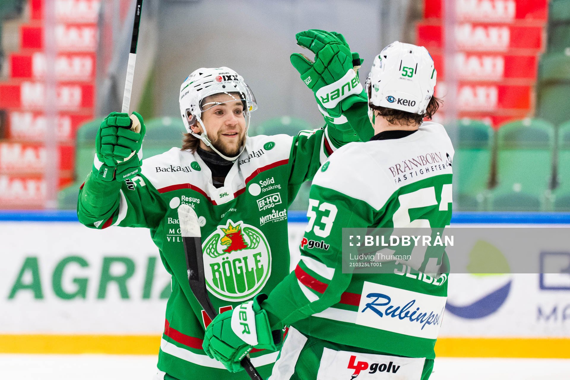 Rögles Lucas Ekeståhl Jonsson jublar med målskytten till