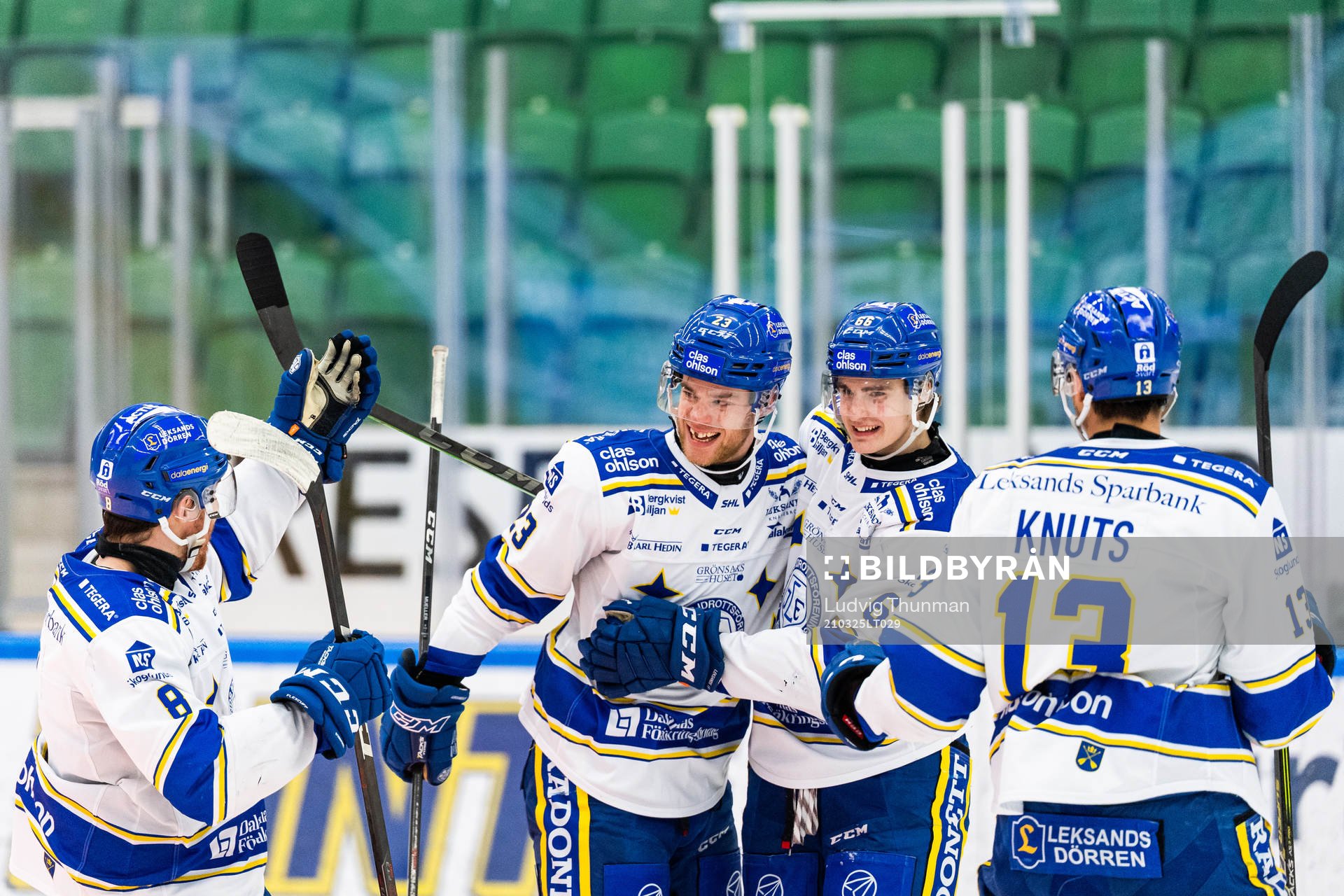 Leksands Mirco Muller jublar med lagkamrater