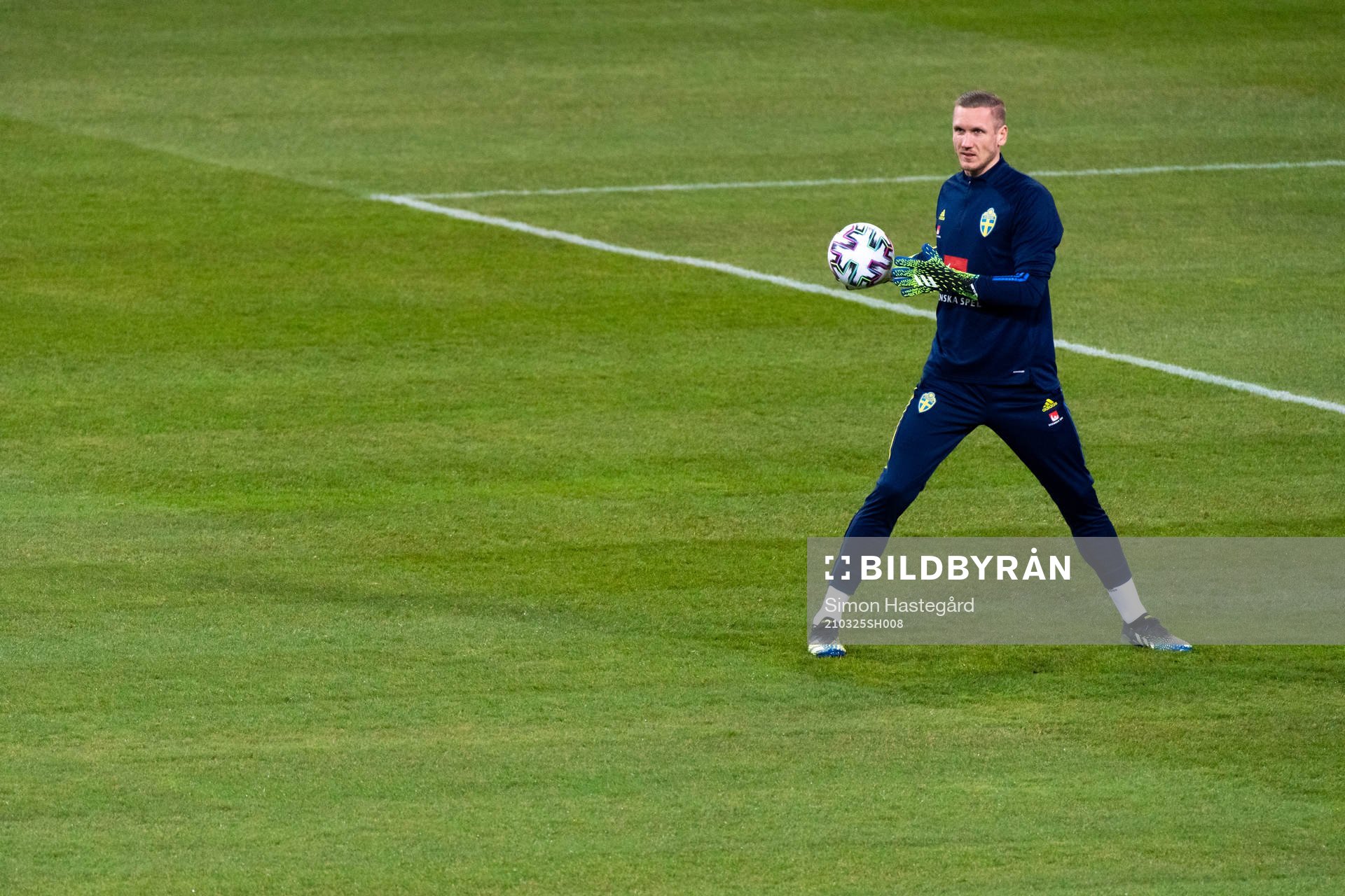 Roalkeeper Robin Olsen of Sweden