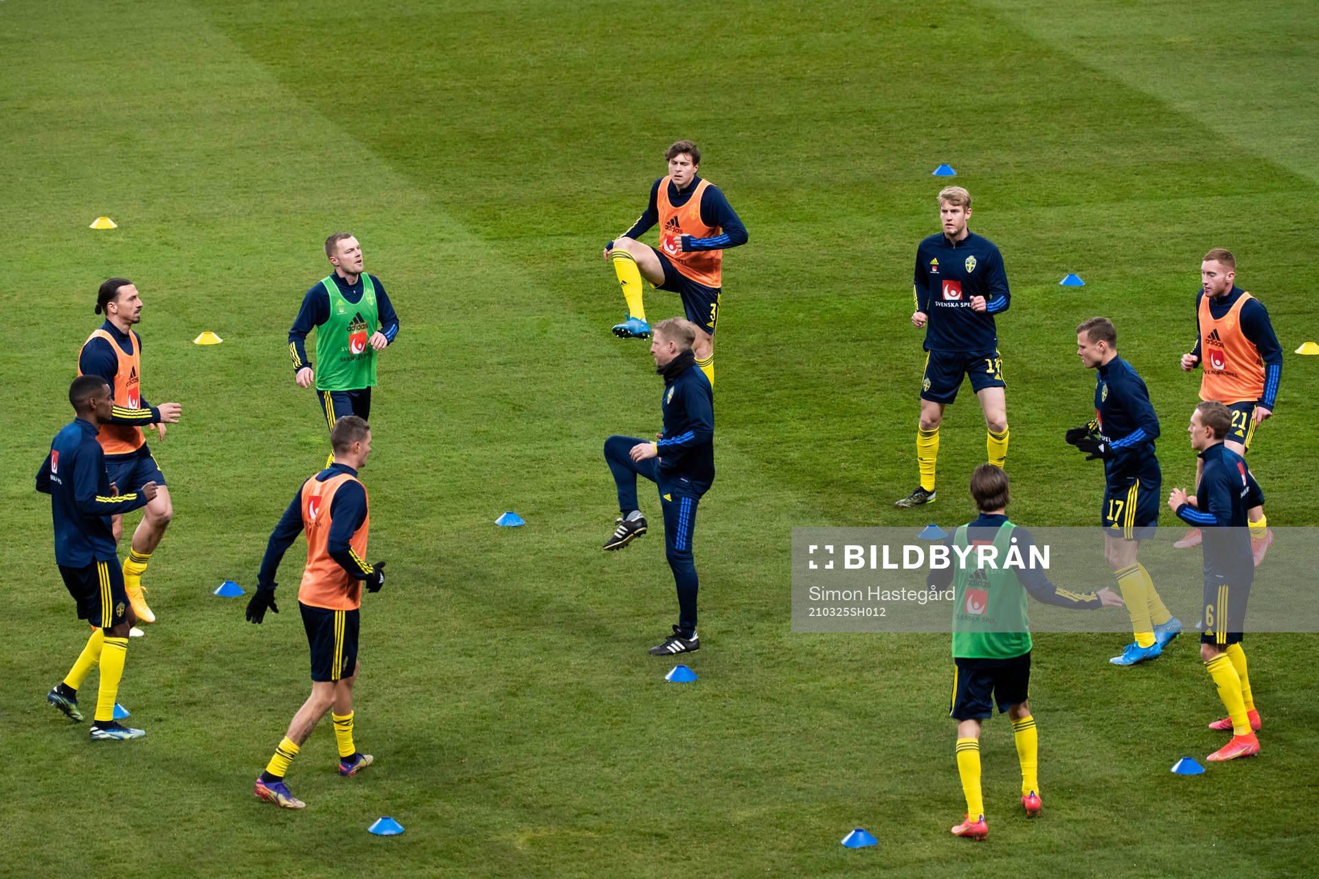 The players of Sweden warm up