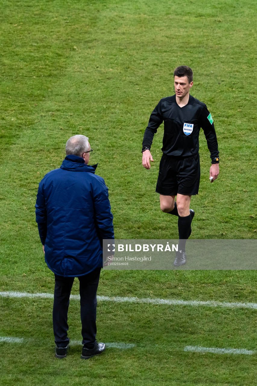 Janne Andersson, head coach of Sweden speaks to the referee