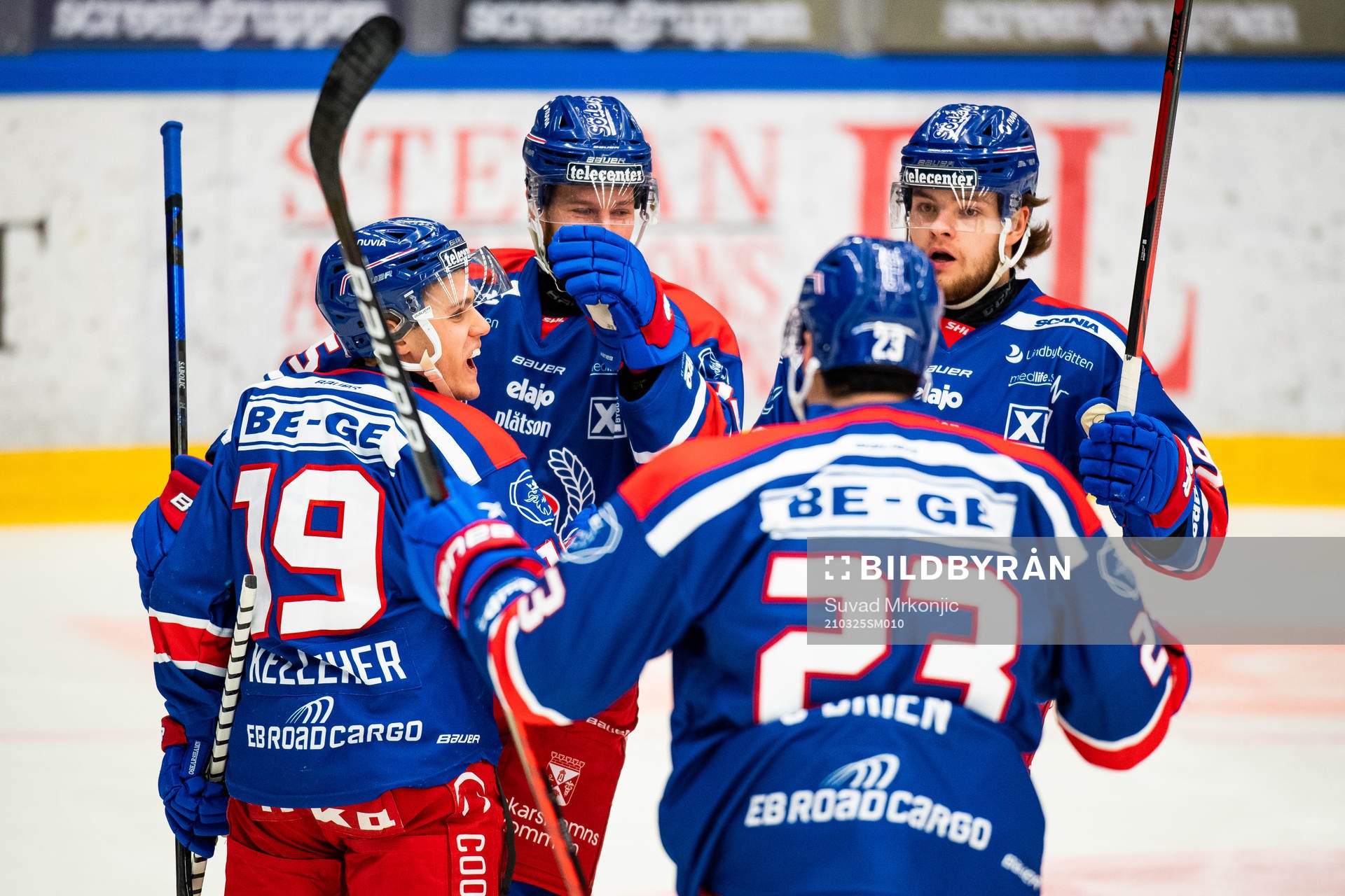 Oskarshamns Tyler Kelleher jublar med lagkamrater