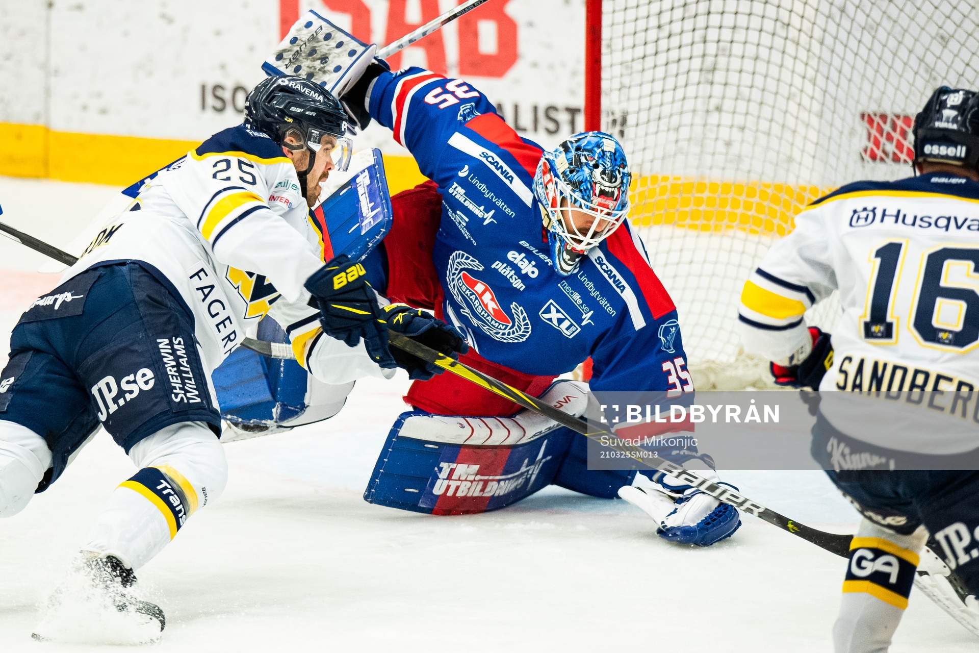 s Axel Holmström framför Oskarshamns målvakt Joe Cannata