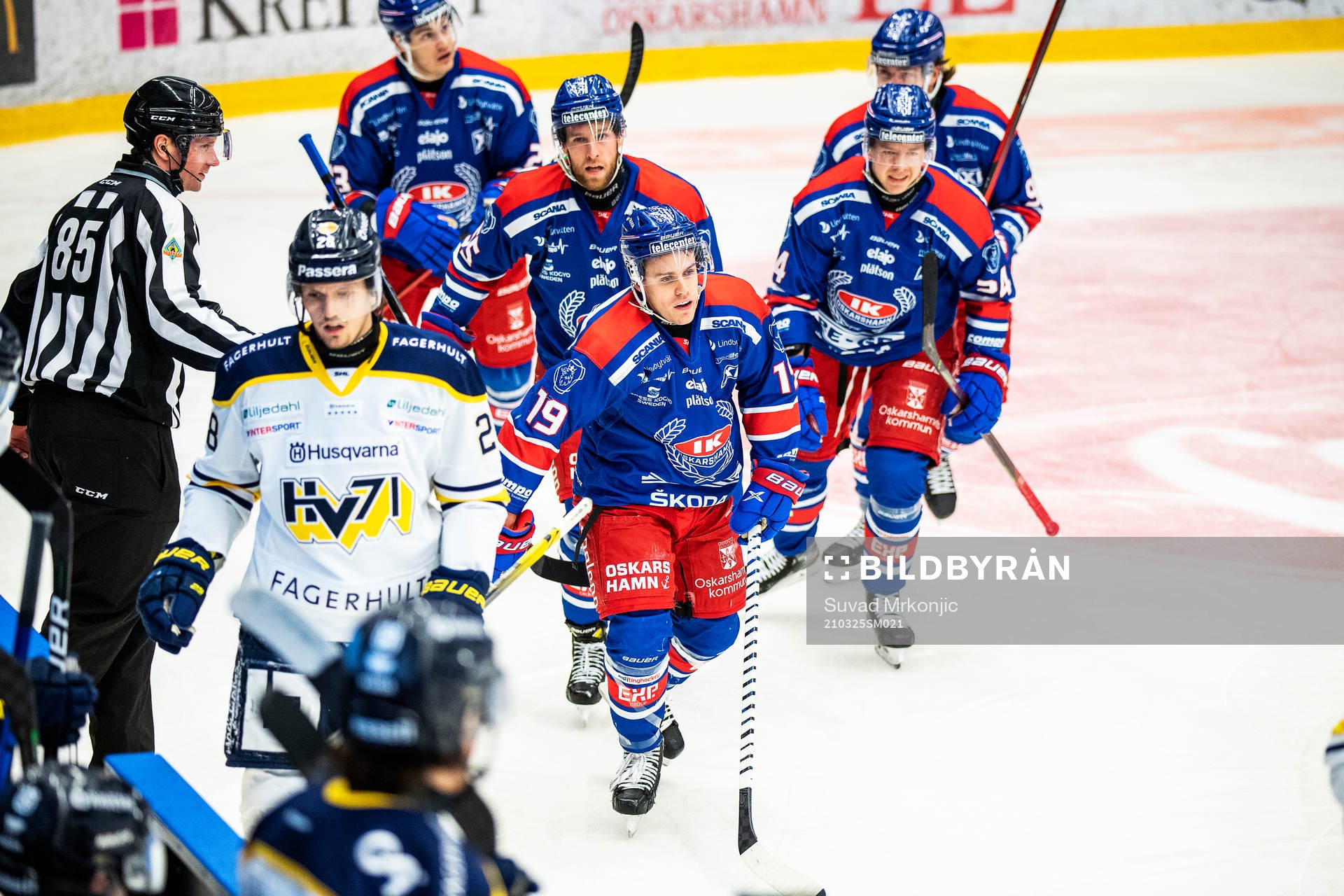 Oskarshamns Tyler Kelleher jublar med lagkamrater