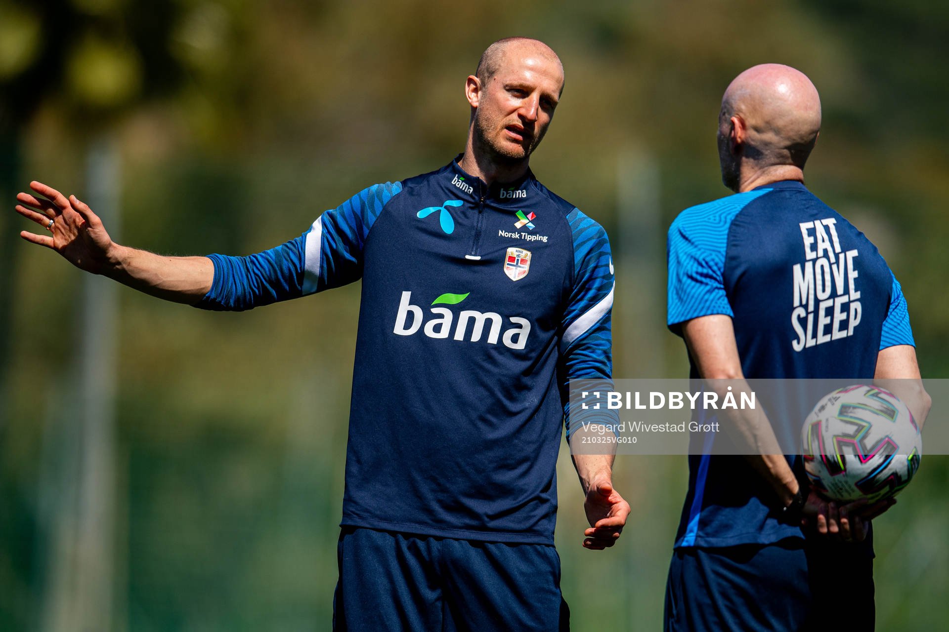 Brede Hangeland, player manager, talks to Ståle Solbakken,