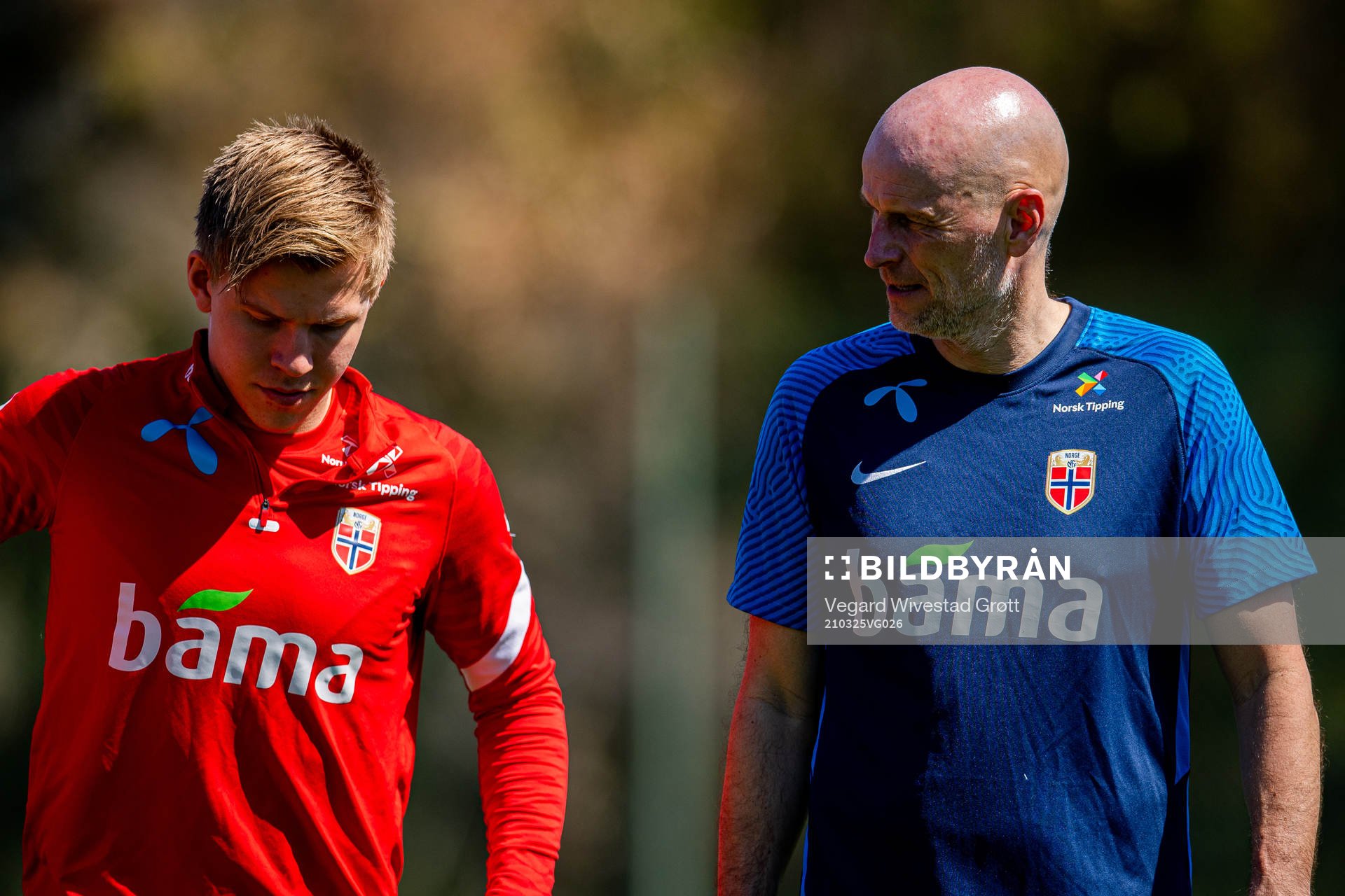 Jens Petter Hauge talks to Ståle Solbakken, head coach of
