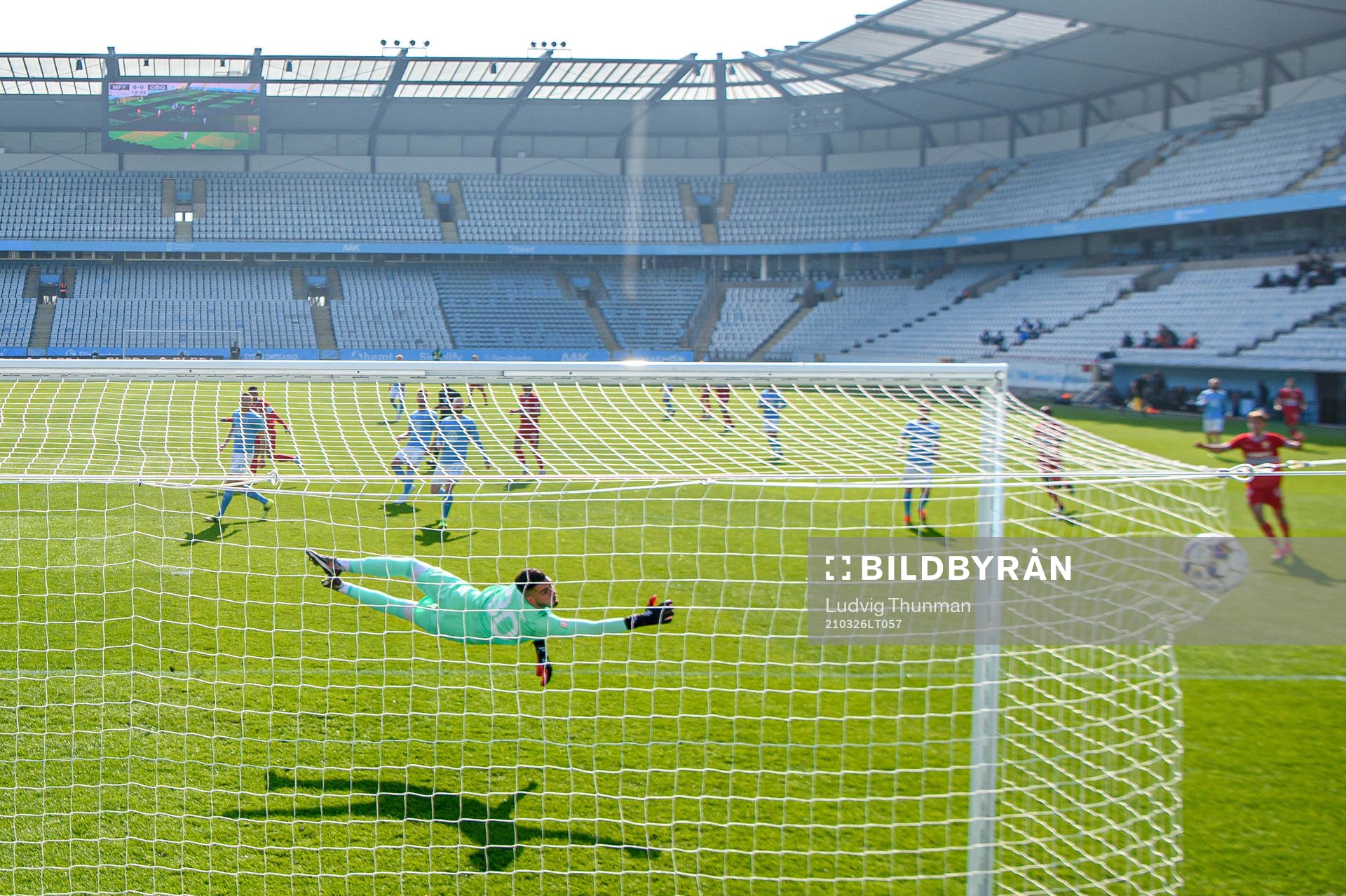 IFK Göteborgs Tobias Sana gör 0-1 bakom Malmö FFs