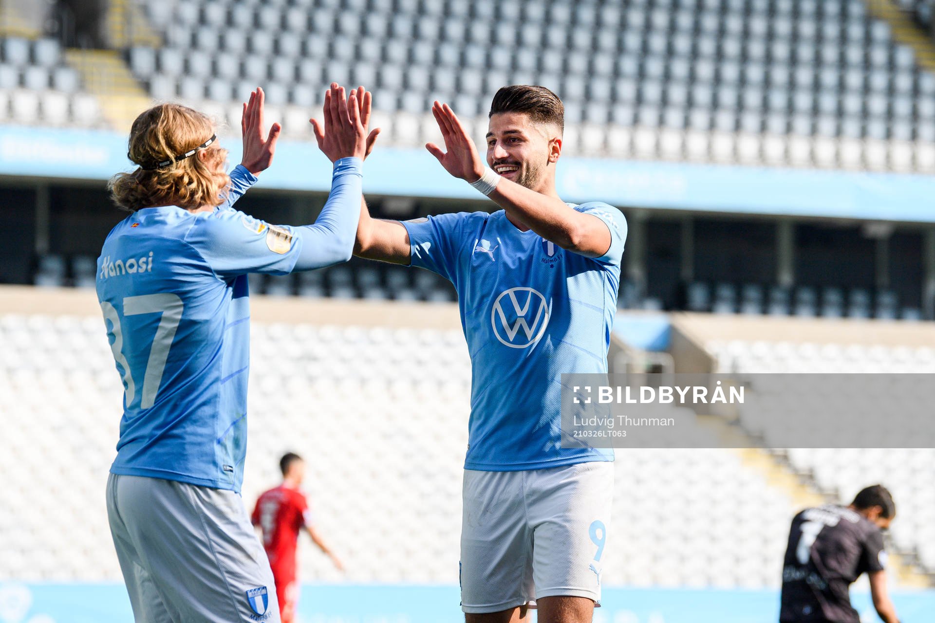 Malmö FFs Sebastian Nanasi och Antonio Colak jublar efter 2-1 under träningsmatchen i fotboll mellan Malmö FF och IFK Göteborg den 26 mars 2021 i Malmö.