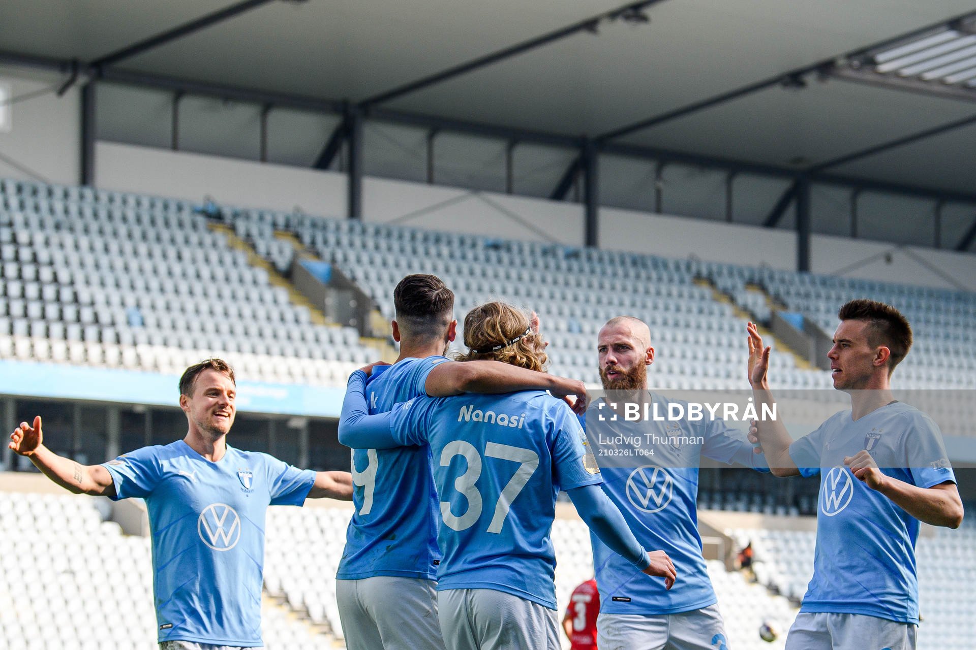Malmö FFs Eric Larsson , Antonio Colak , Sebastian Nanasi, Jo Inge Berget och Jonas Knudsen jublar efter 2-1 under träningsmatchen i fotboll mellan Malmö FF och IFK Göteborg den 26 mars 2021 i Malmö.
