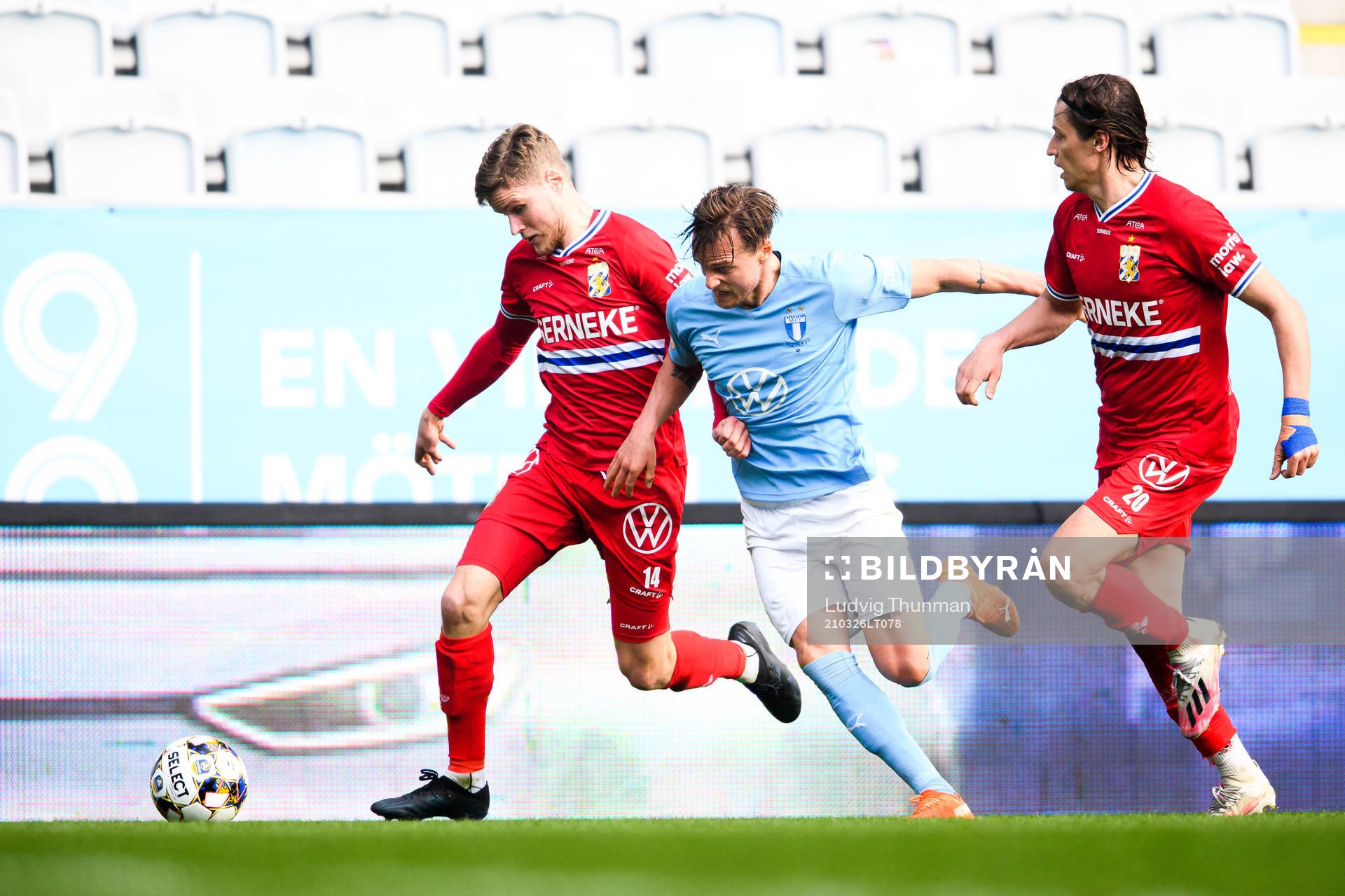 IFK Göteborgs Gustaf Norlin och Tobias Sana i en kamp mot