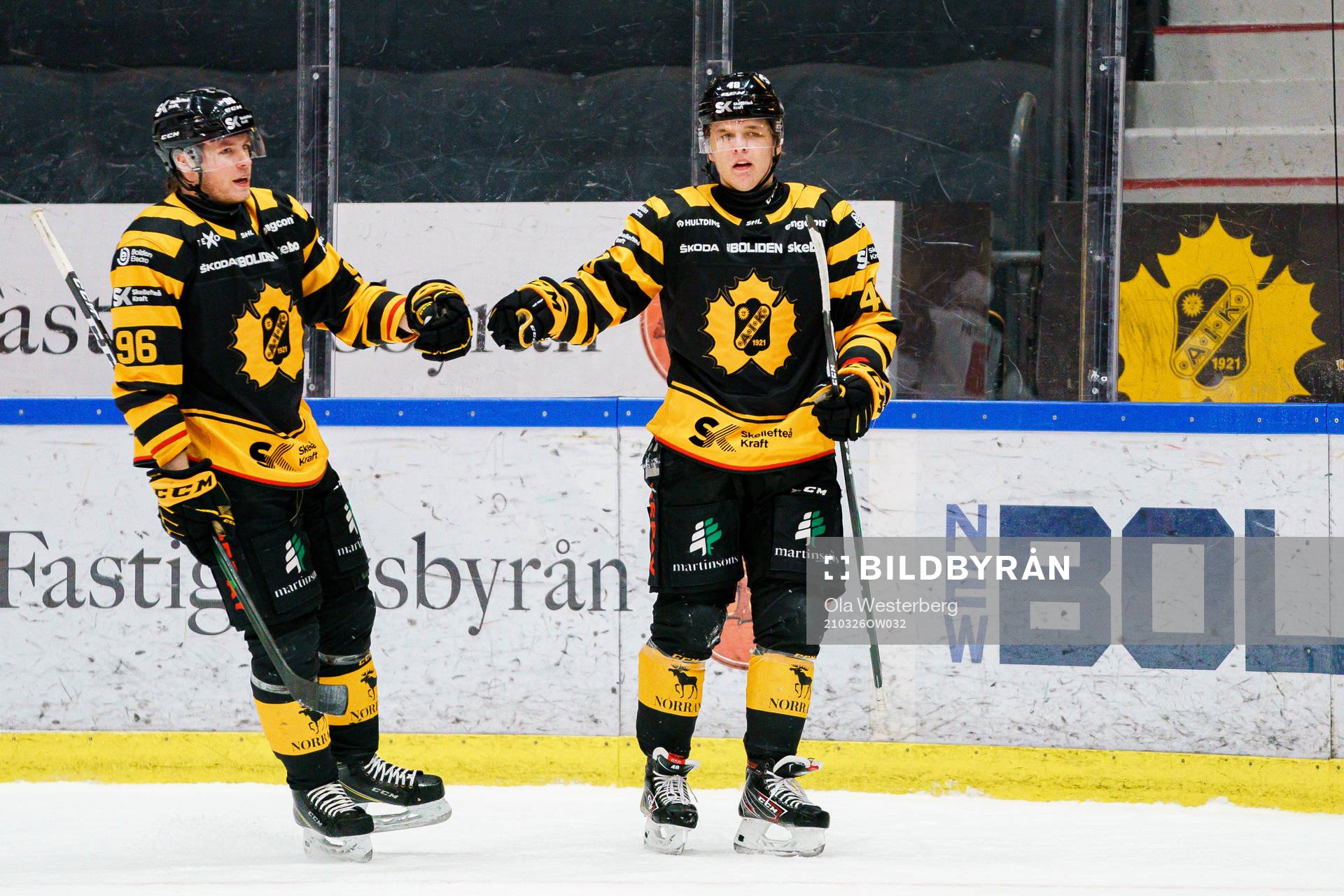 Skellefteås Rickard Hugg och Jonatan Berggren jublar