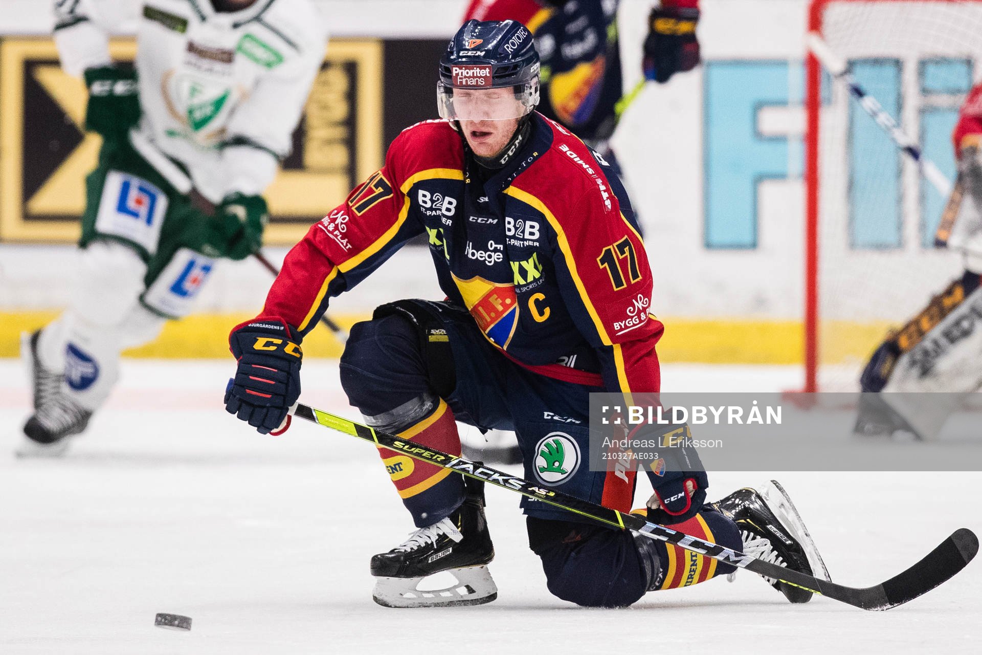 Djurgårdens Henrik Eriksson täcker ett skott