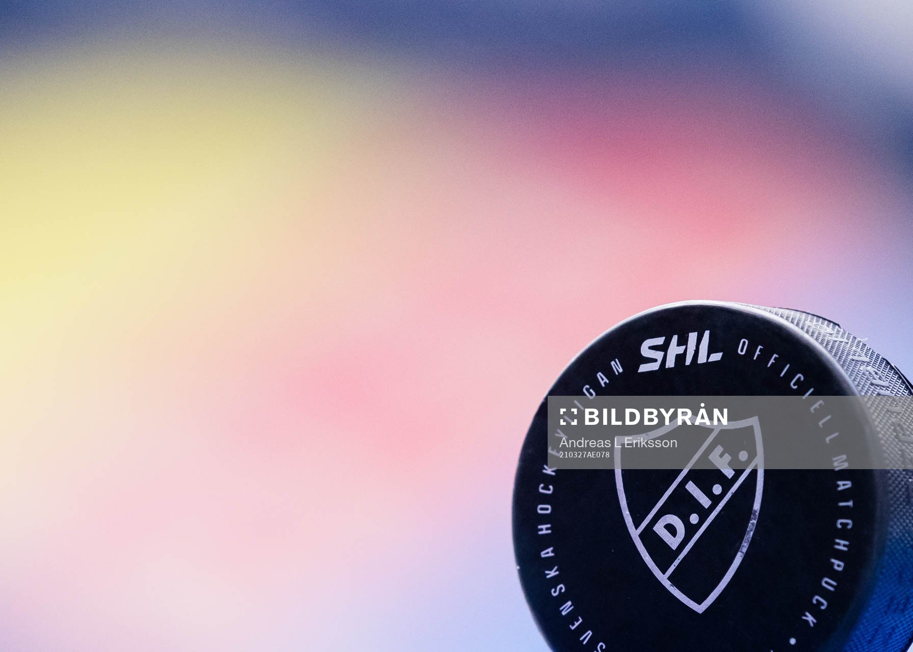 En puck med Djurgårdens emblem