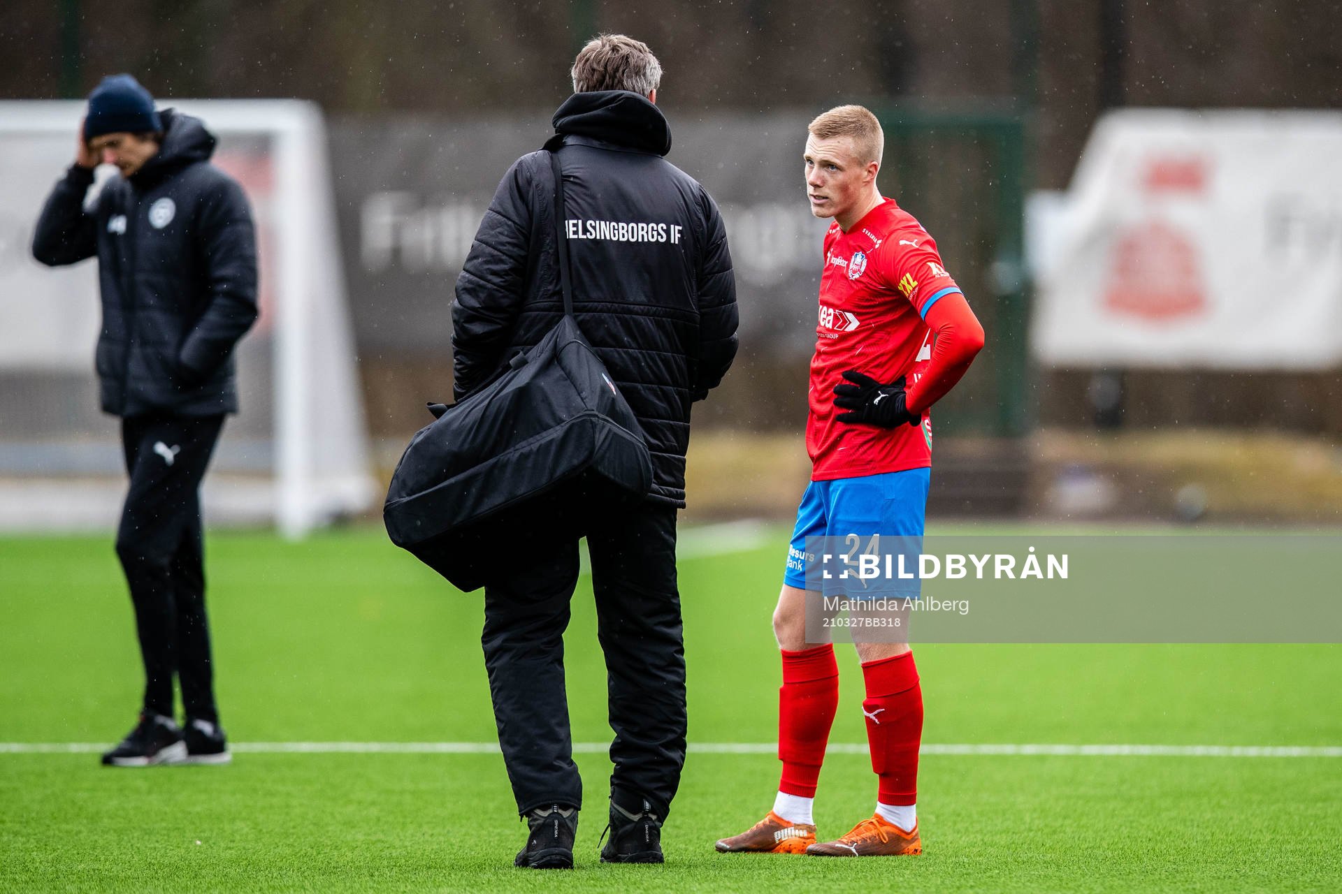 Helsingborgs målvaktstränare Sven Andersson (ryggen åt kameran) i samtal med Emil Hellman efter träningsmatchen i fotboll mellan Helsingborg och Värnamo den 27 mars 2021 i Helsingborg.