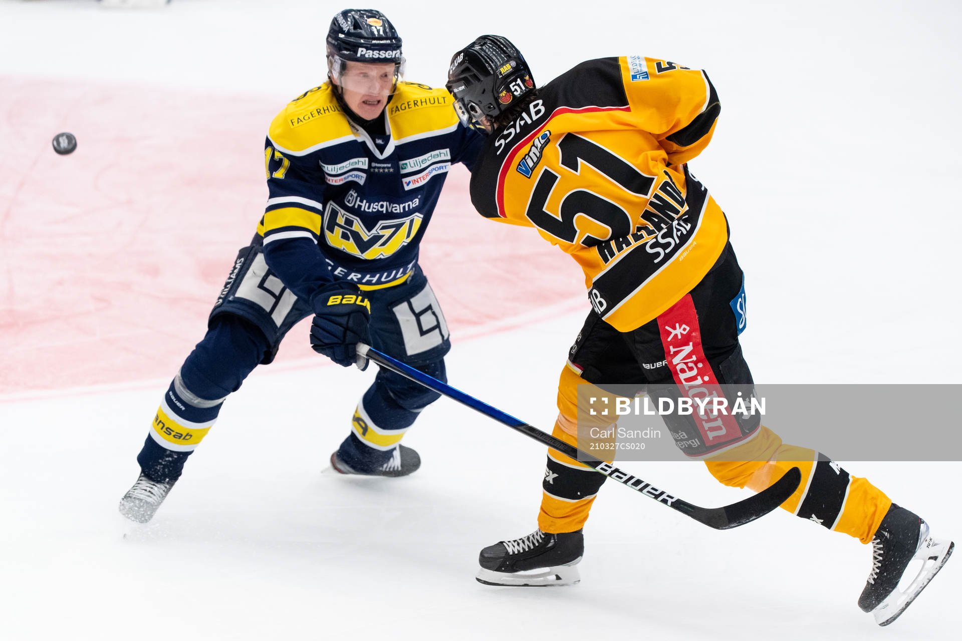 s Emil Johansson försvarar mot Luleås Filip Hållander