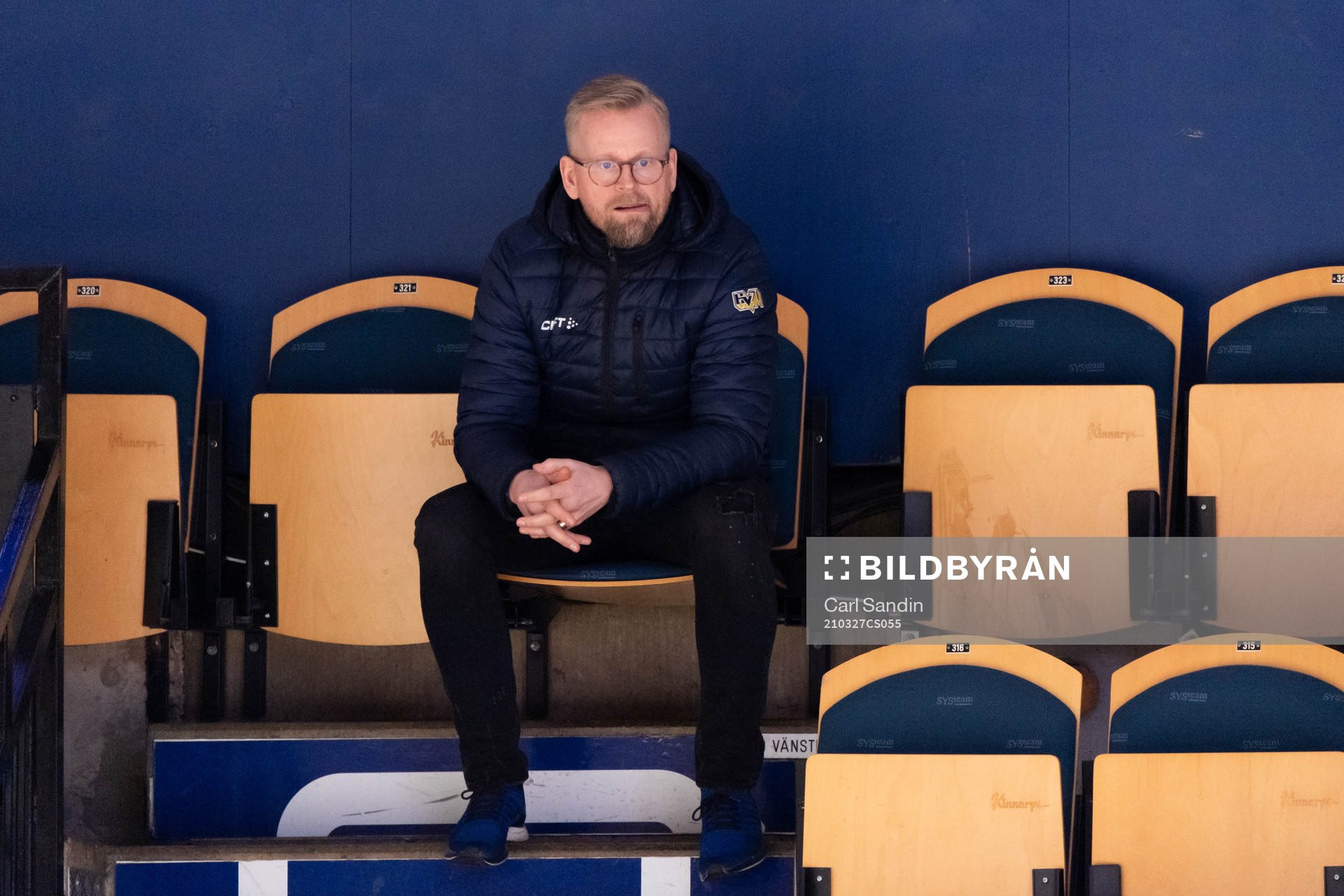 Johan Davidsson, assisterande sportchef HV71, på läktaren