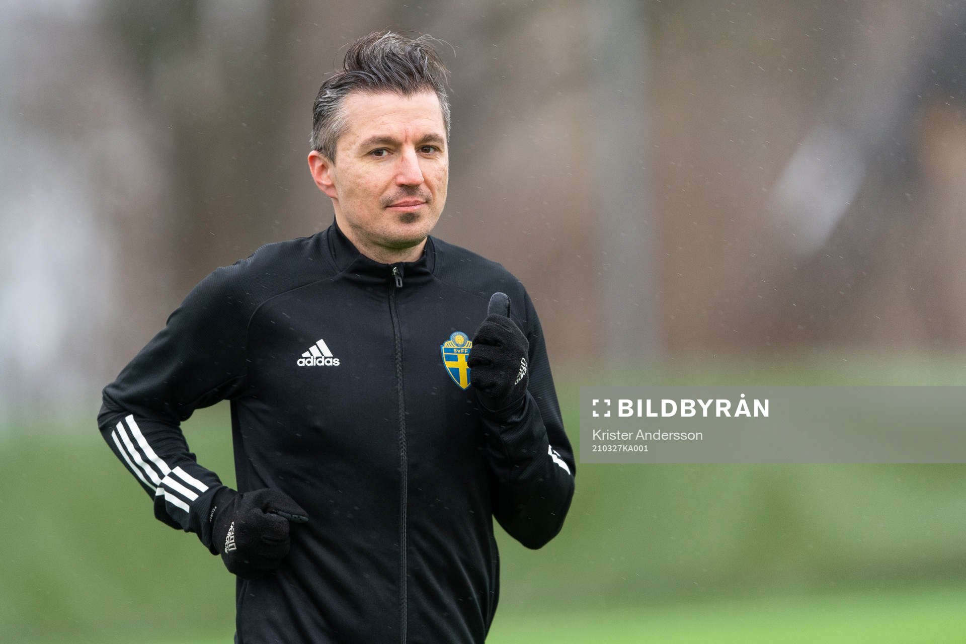 Domare Bojan Pandzic före träningsmatchen i fotboll