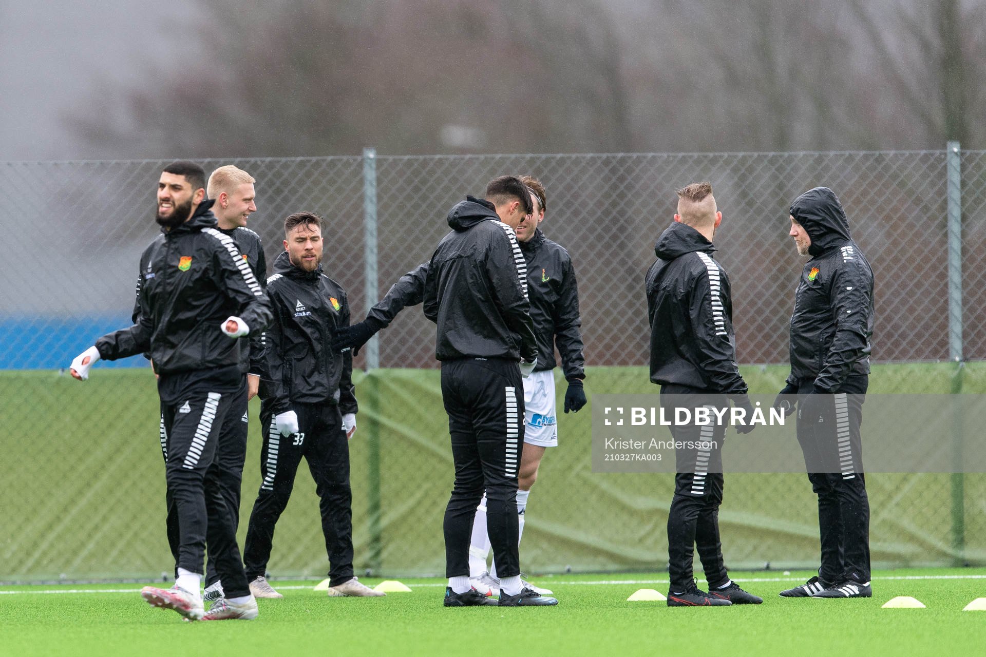 GAIS spelare värmer upp före träningsmatchen i fotboll