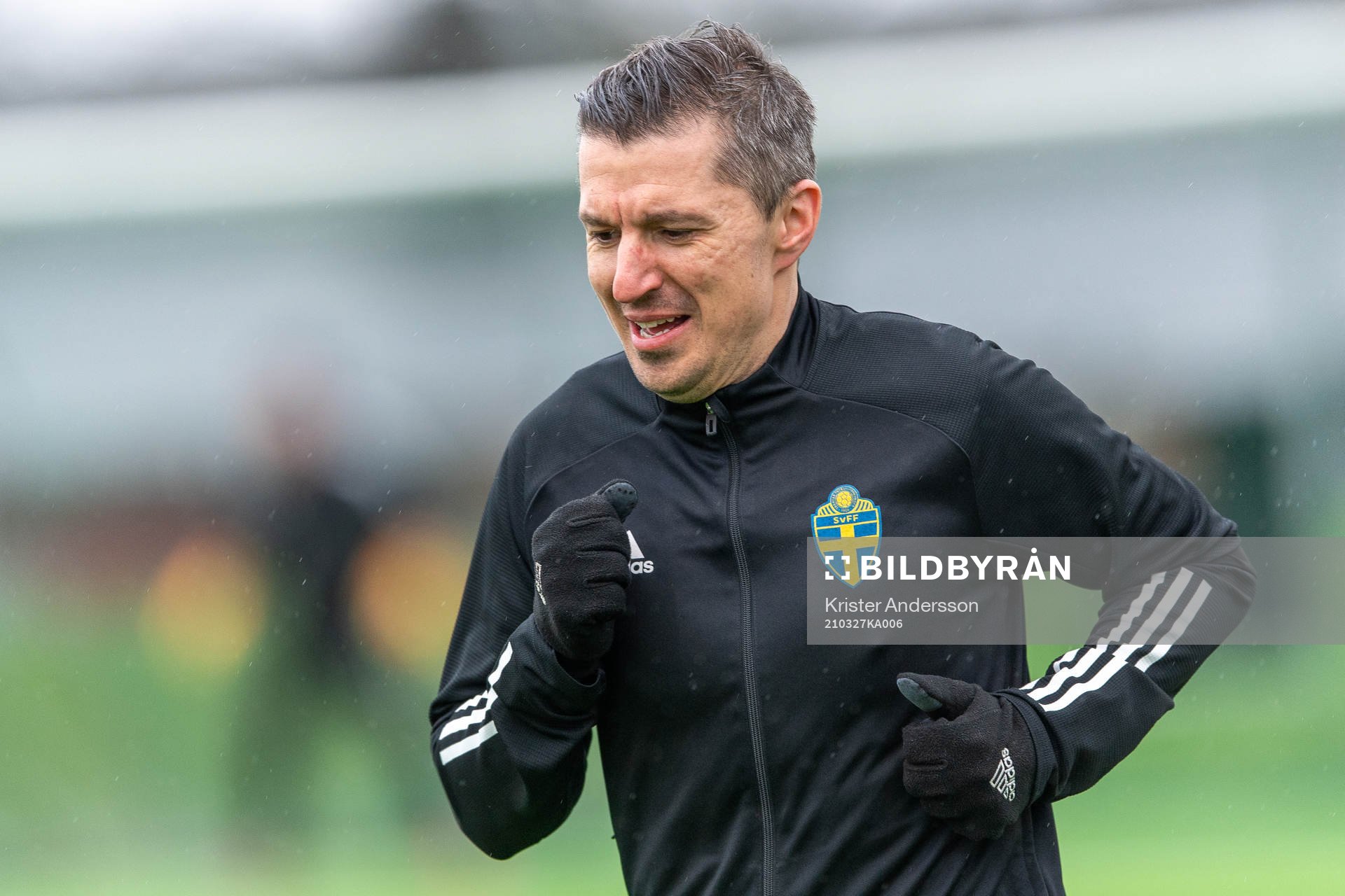 Domare Bojan Pandzic före träningsmatchen i fotboll