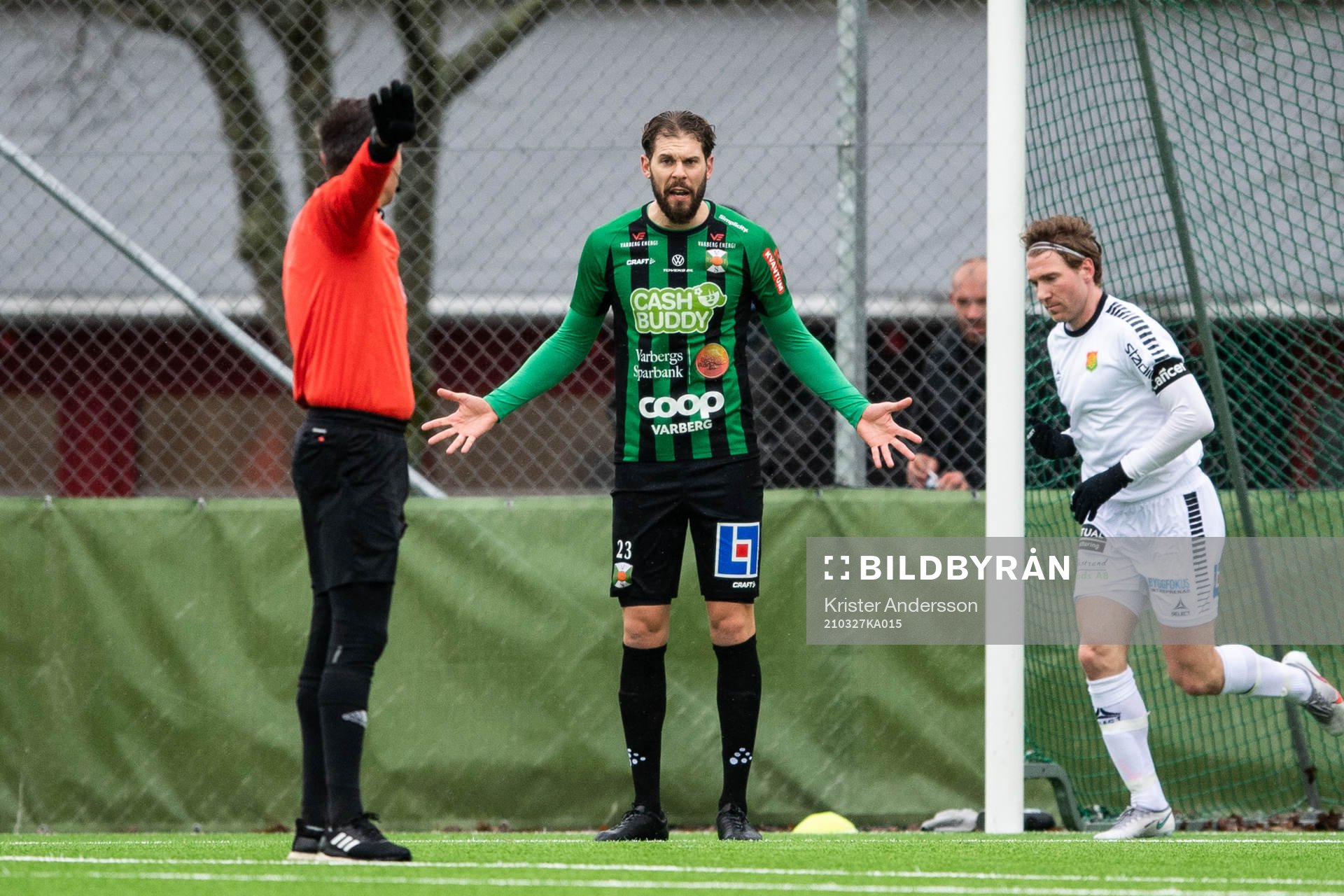 Varbergs Robin Simovic reagerar mot domaren
