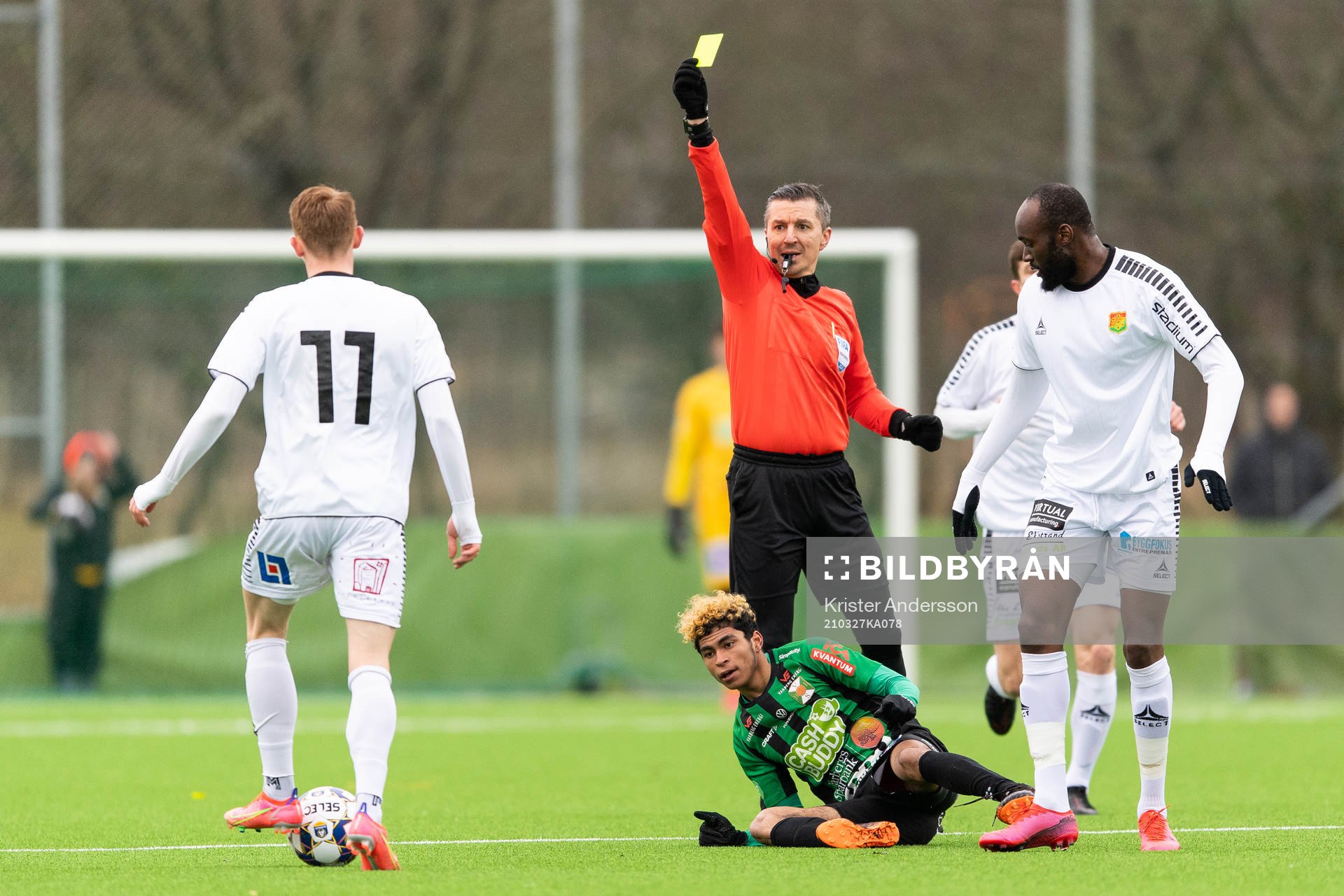 Domare Bojan Pandzic ger gult kort till GAIS Julius Lindberg