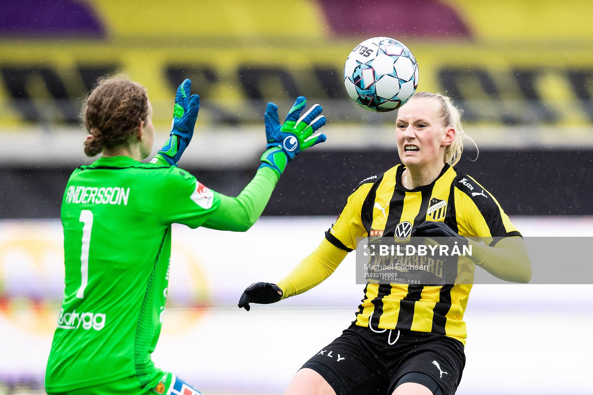 Linköpings målvakt Cajsa Andersson och Häckens Stina