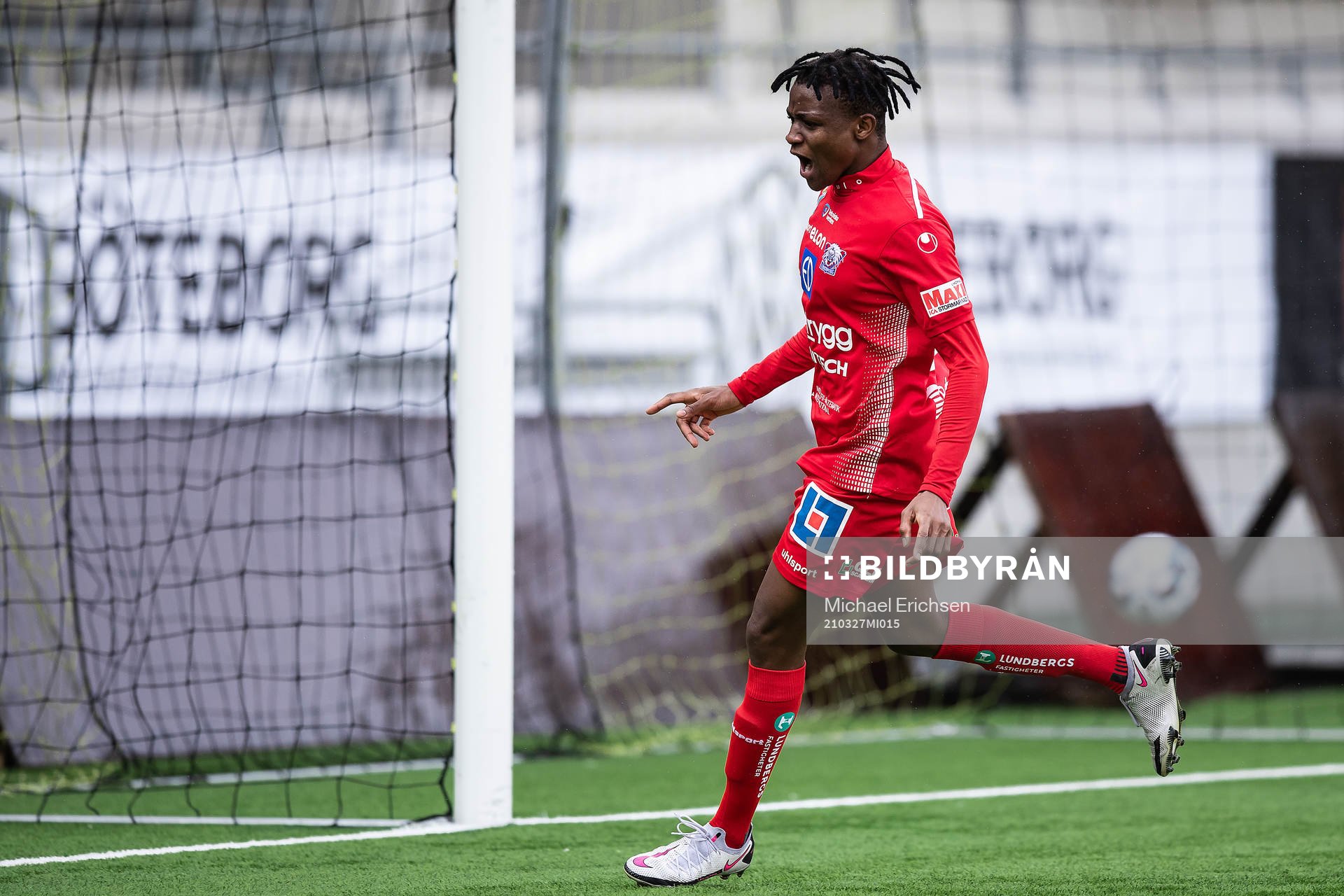 Linköpings Uchenna Grace Kanu jublar