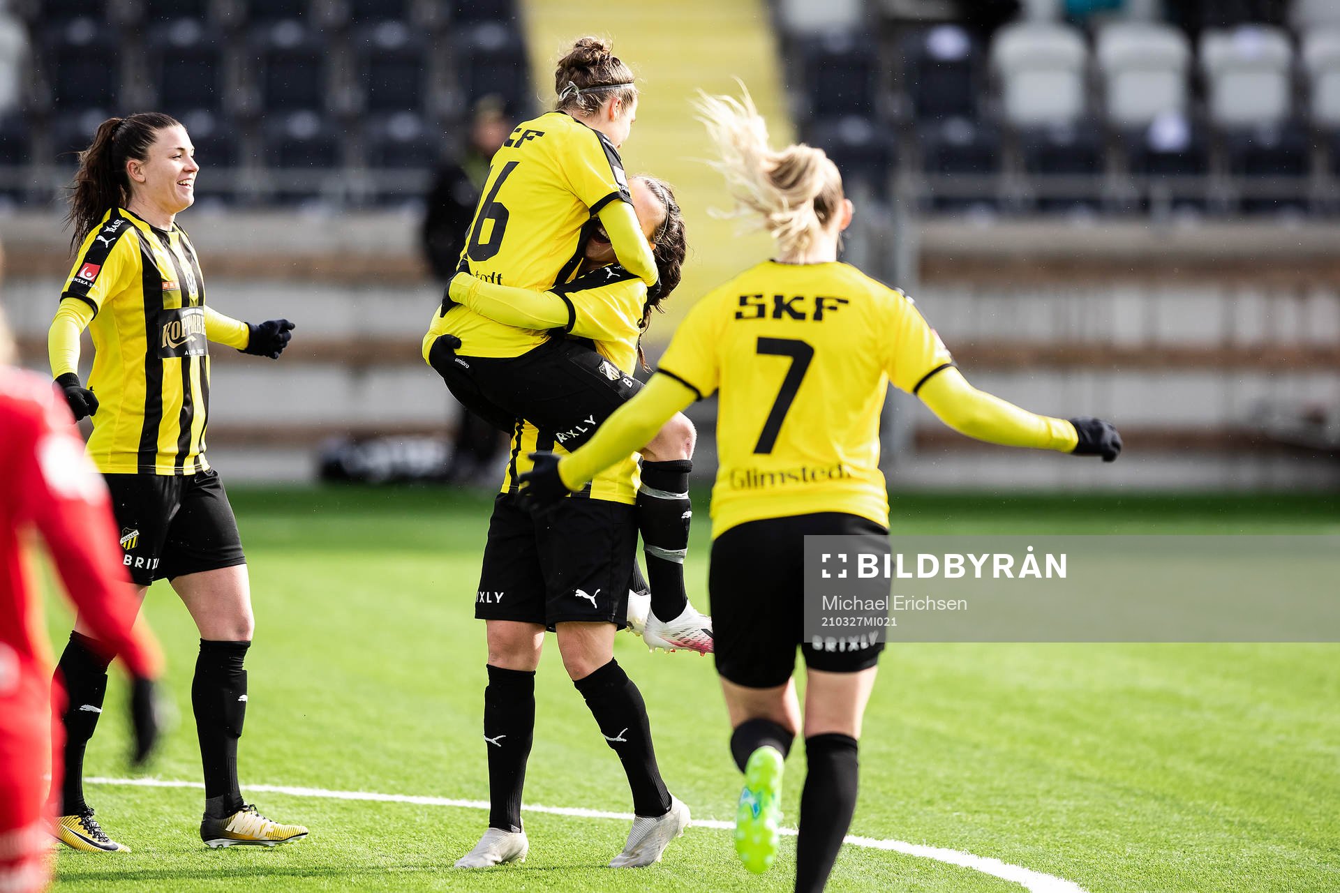 Häckens Julia Zigiotti Olme jublar med Filippa Angeldahl
